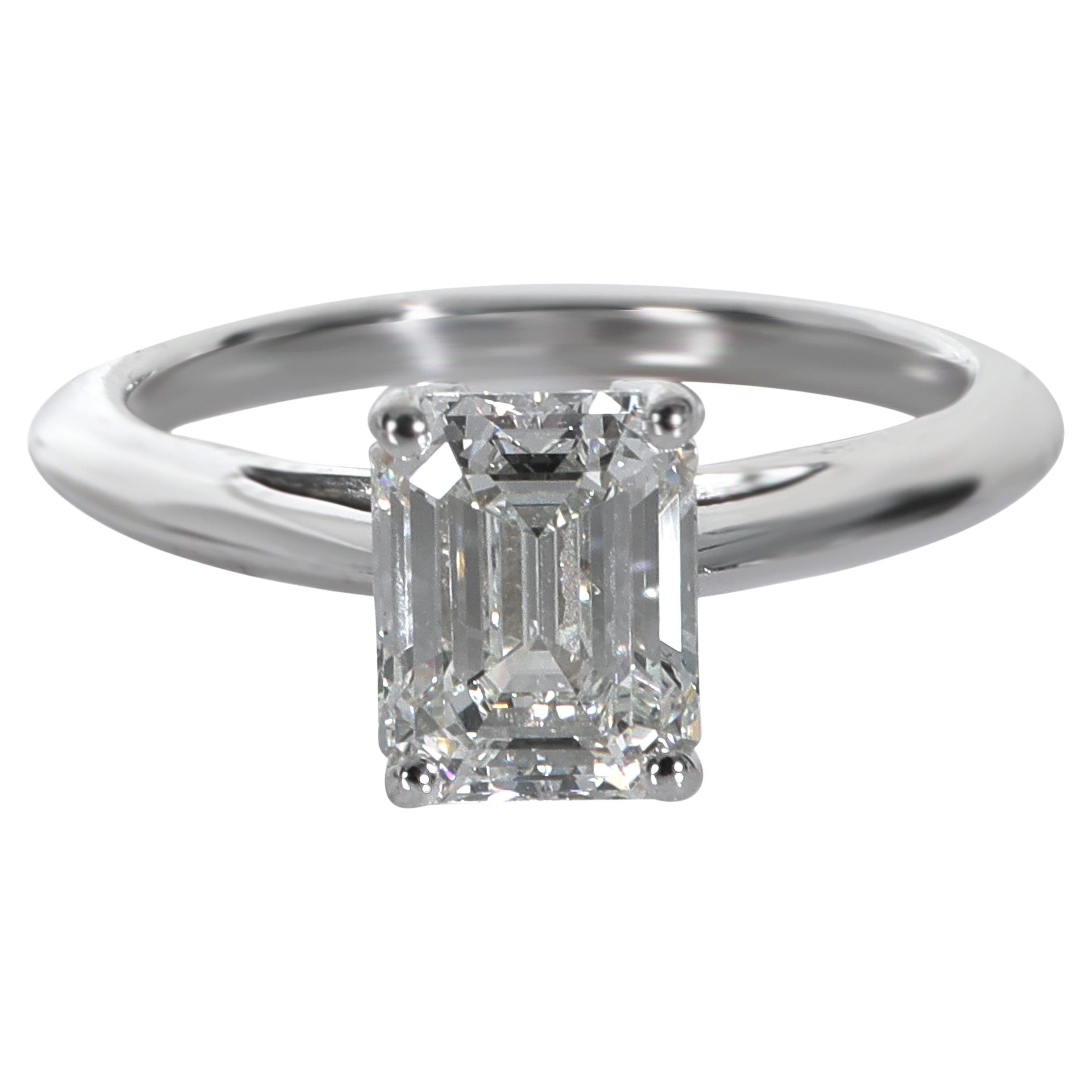 Anillo de compromiso de diamantes esmeralda de 1,33 ct Tiffany
Co.