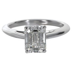 Anillo de compromiso de diamantes esmeralda de 1,33 ct Tiffany
Co.