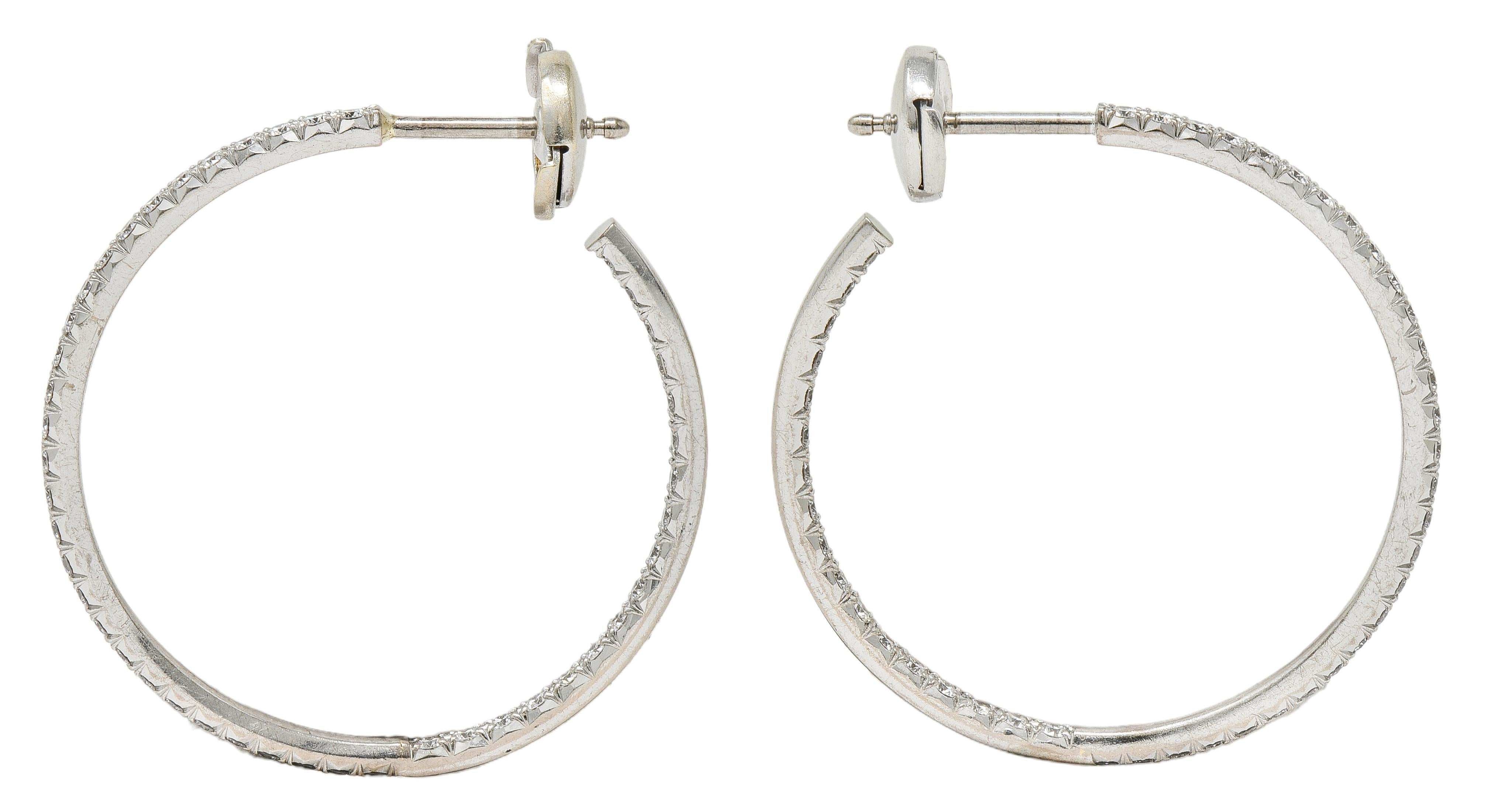 Taglio brillante Tiffany & Co. Orecchini a cerchio con diamante da 1,38 CTW in oro 18 carati da 30,0 mm con interno e esterno in vendita