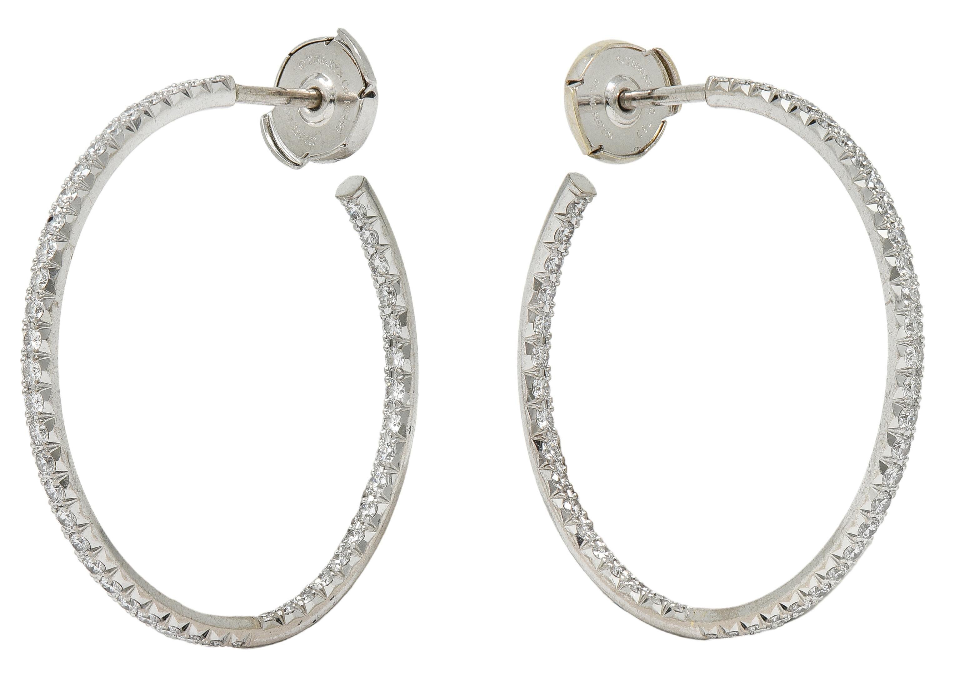 Tiffany & Co. Orecchini a cerchio con diamante da 1,38 CTW in oro 18 carati da 30,0 mm con interno e esterno