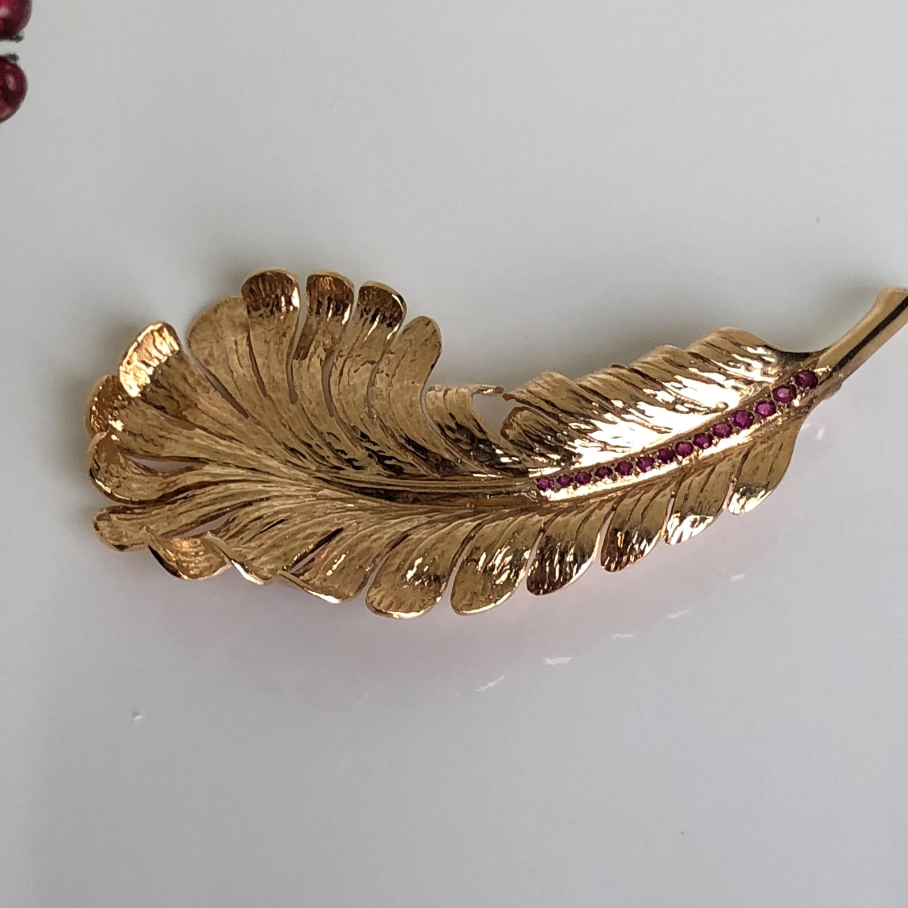 Tiffany & Co. 14 Karat Gold Federbrosche Anstecknadel Rubin, passende Ohrclips Set (Retro) im Angebot