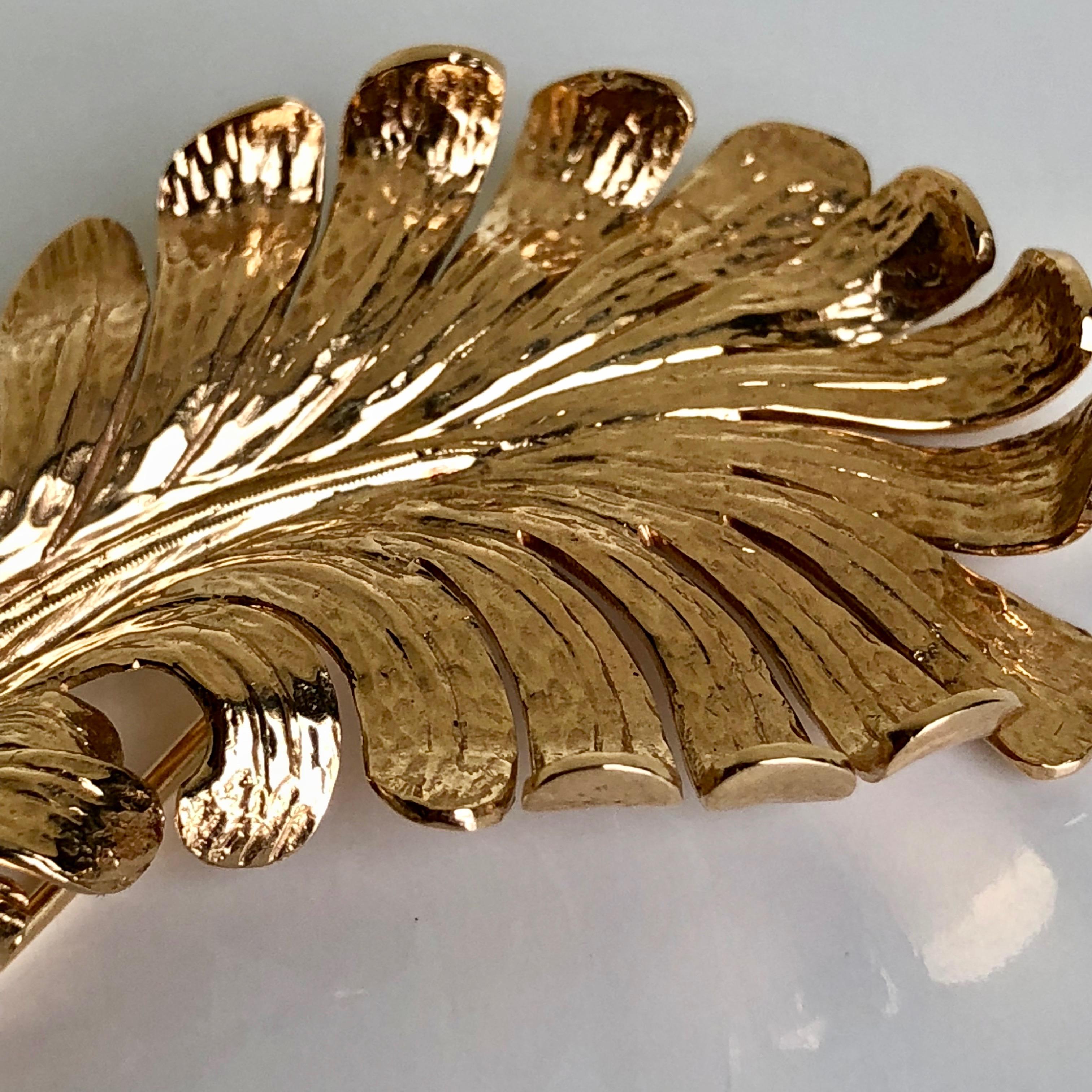Tiffany & Co. 14 Karat Gold Federbrosche Anstecknadel Rubin, passende Ohrclips Set (Rundschliff) im Angebot