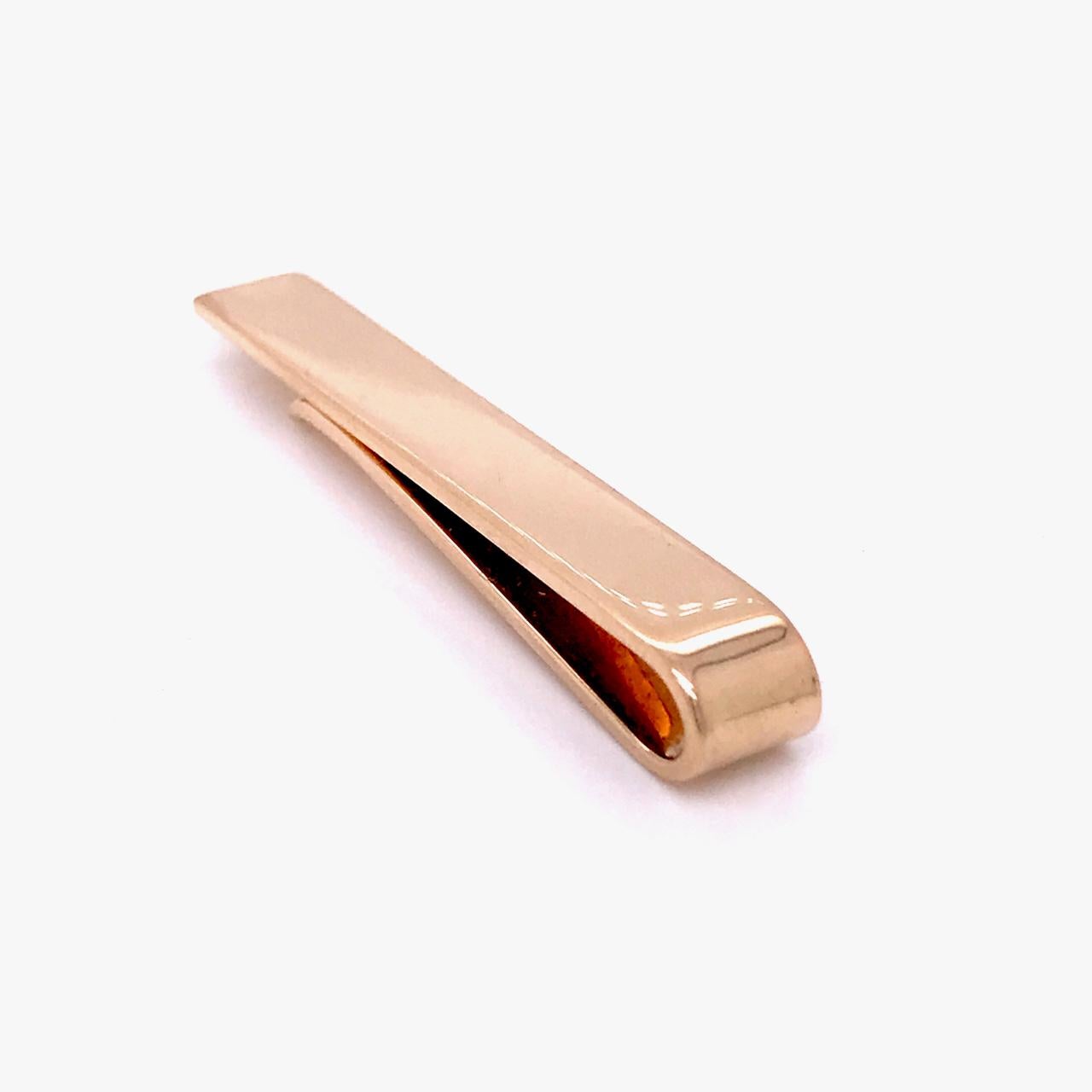 A handsome Tiffany & Co. tie clip.

In 14K gold with simple, clean lines.

Marked to the reverse: Tiffany & Co and 14k for gold fineness.

The perfect gift for the well-dressed man!

Length: ca. 44 mm

Items purchased from this dealer must delight