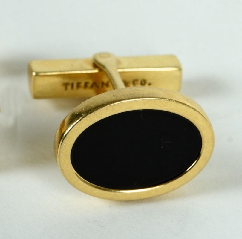 Tiffany & Co. 14 Karat Gelbgold und schwarzer Onyx Vintage Manschettenknöpfe. 
N.P. Trent ist seit über 30 Jahren ein angesehener Name in der Antiquitätenbranche und verfügt über eine große Sammlung von antikem und altem Schmuck.