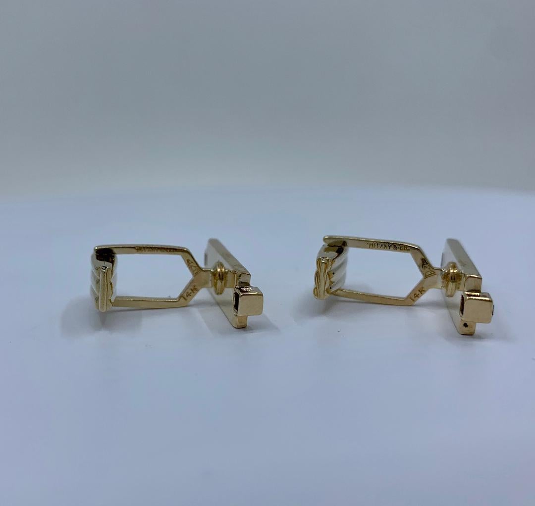 Stellen Sie sicher, dass Ihr Accessoire Spiel ist auf den Punkt mit dem Rest Ihres Ensembles mit diesem sehr eleganten Paar 14K Gelbgold Designer 