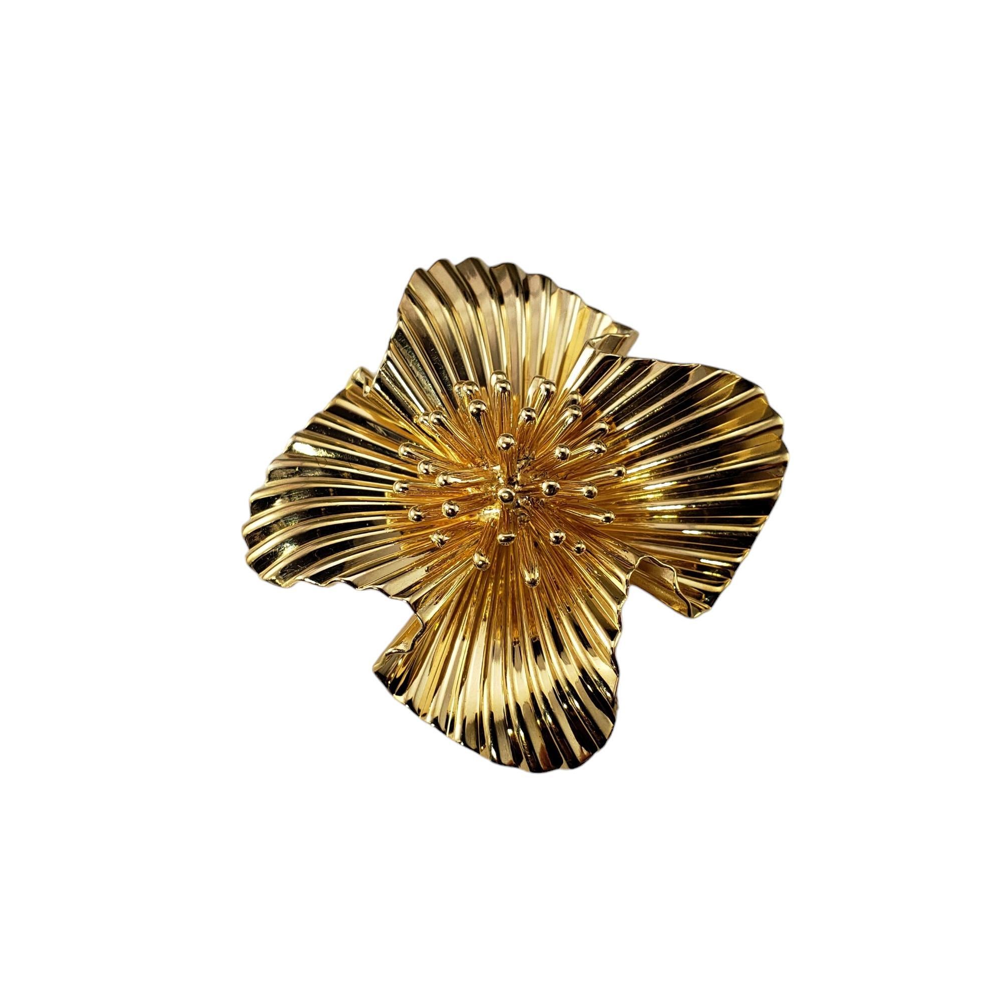 Tiffany & Co. 14 Karat Gelbgold Hartriegel Blume Brosche/Nadel-

Diese atemberaubende Brosche von Tiffany & Co. zeigt eine wunderschön detaillierte Hartriegelblüte, die in 14-karätigem Gelbgold gefasst ist.

Größe: 41,5 mm x 41,5 mm

Gewicht:  10,6