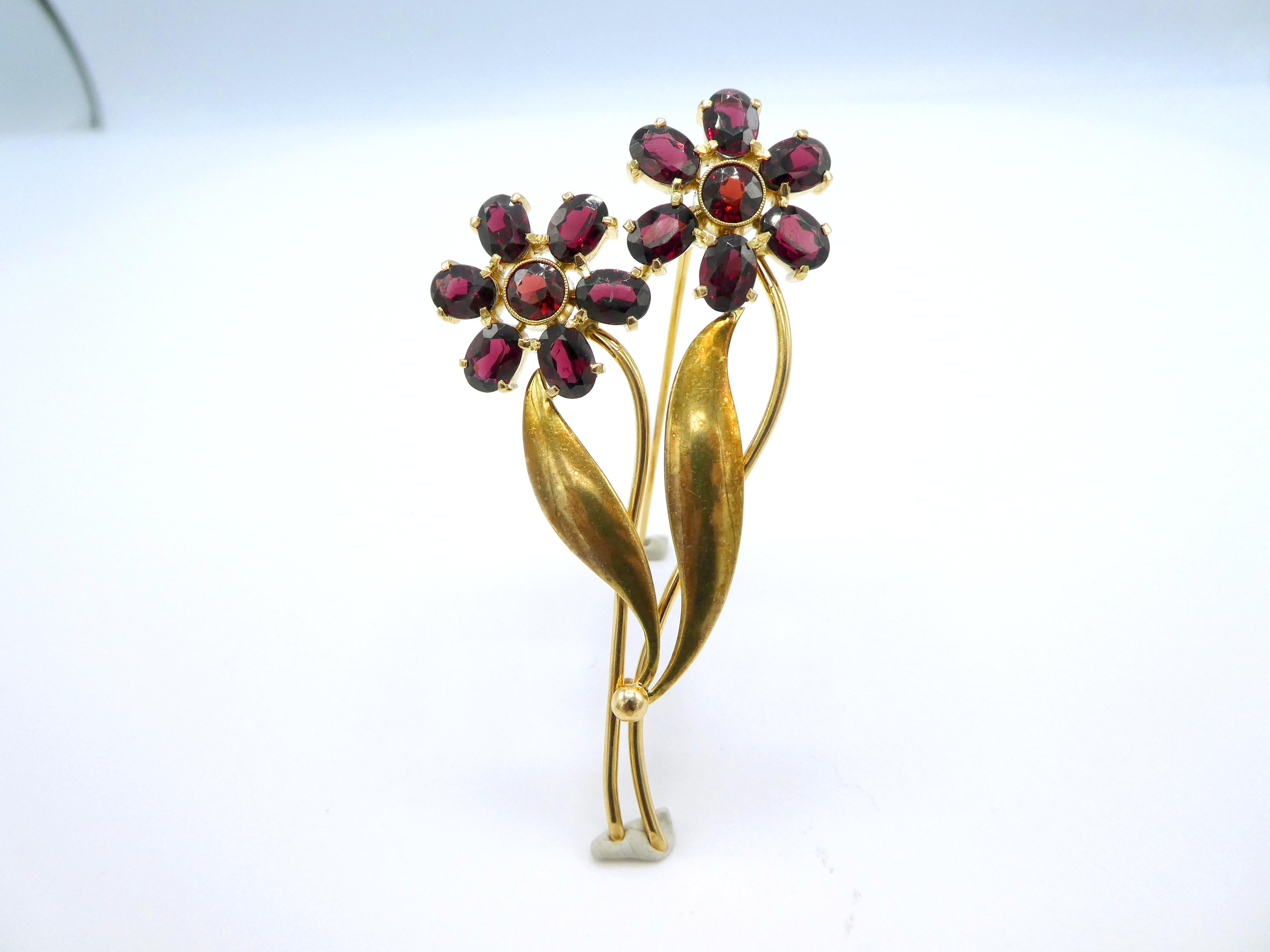 Tiffany & Co. 14 Karat Yellow Gold Garnet Flower Pin Brooch

Metal: 14K Yellow Gold
Weight: 14.62 grams
Gemstones: 14 Garnets, eye-clean
Length: 7.5 cm
Width: 4 cm
Signed: Tiffany & Co. 14K

Condition consistent with age, approx. circa 1960s