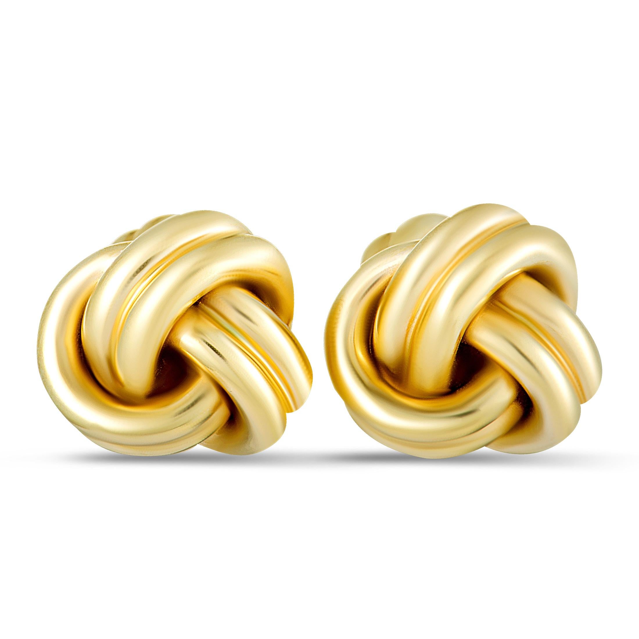 This exquisite pair of cufflinks will add a refined touch to your attires thanks to the splendidly understated design and the exceptional craftsmanship quality. The cufflinks are presented by Tiffany & Co. and the pair is made of classy 14K yellow