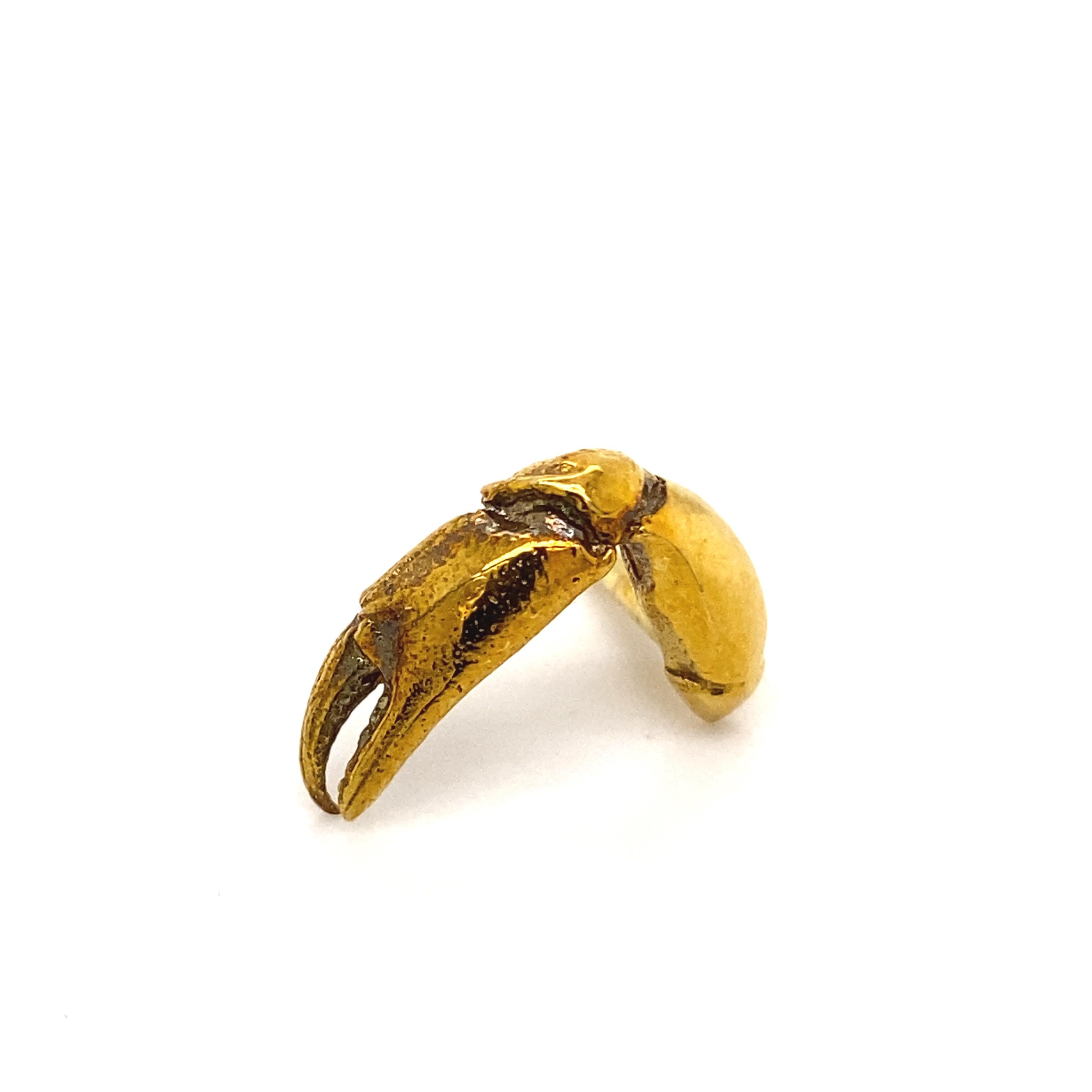 A Tiffany & Co 14 karat yellow gold lobster caw lapel pin, circa 1950.

This sweet lapel pin depicts an an upturned lobster claw which is beautifully hand detailed to show the crevices within the claw.

Fastened with a base metal non original pin