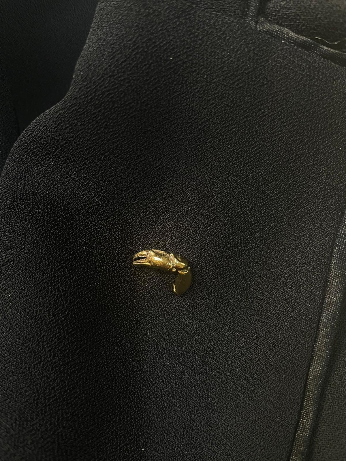 Tiffany & Co 14 Karat Yellow Gold Lobster Claw Lapel Pin, Circa 1950 In Good Condition In London, GB