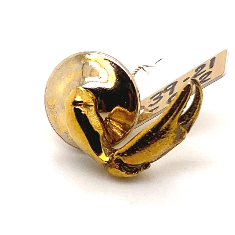 Women's or Men's Tiffany & Co 14 Karat Yellow Gold Lobster Claw Lapel Pin, Circa 1950 For Sale