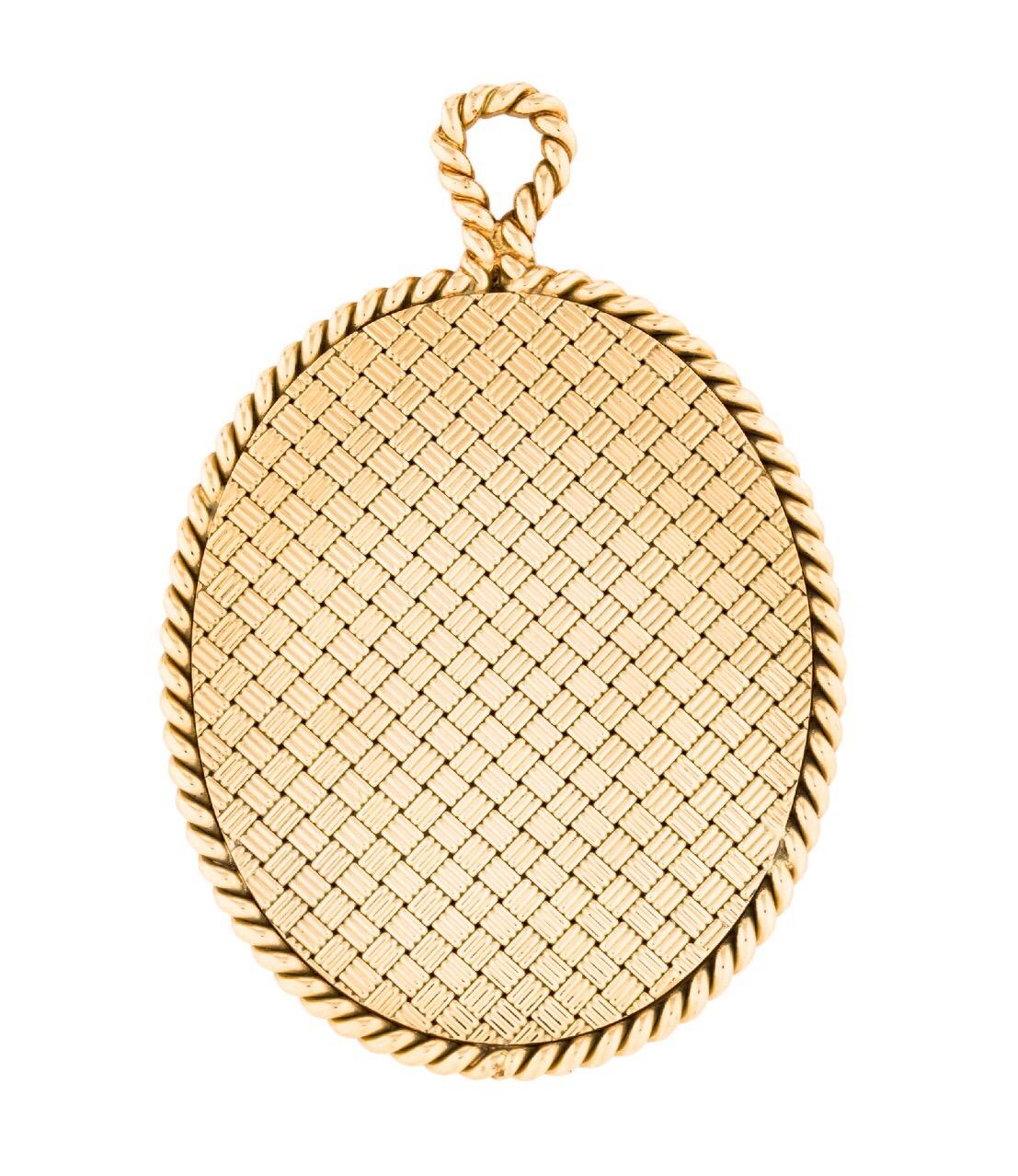 Tiffany & Co. 14 Karat Yellow Gold Mirror Pendant 

This is a very rare and highly collectable vintage Tiffany & Co. mirror pendant. The piece features an intricate interlocking motif surround by a rope design on the back in amazing detail. The