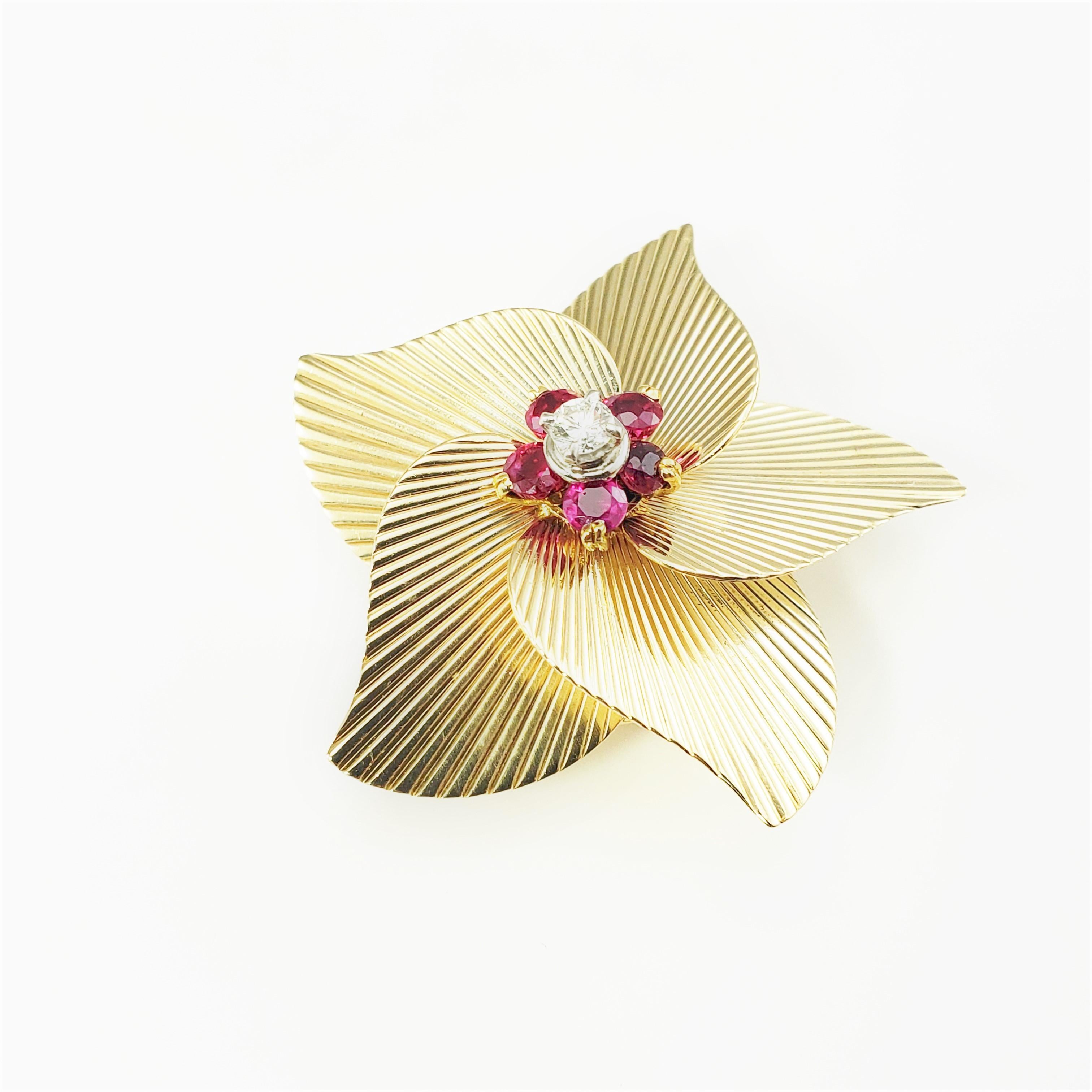 Brosche/Anstecknadel, 14 Karat Gelbgold Rubin und Diamant, von Tiffany & Co. (Brillantschliff) im Angebot
