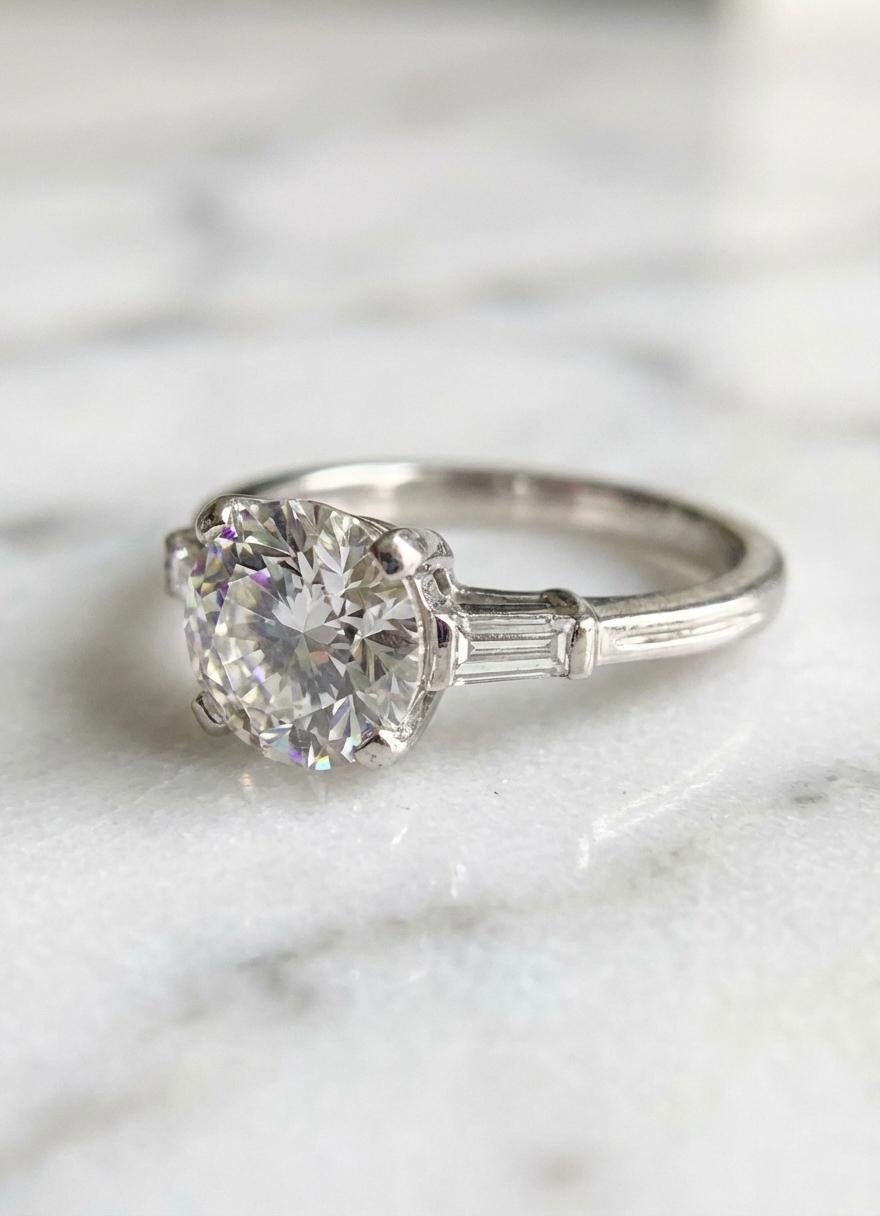 Contemporain Tiffany & Co. Bague en platine avec diamant rond brillant de 1,45 carat GIA et baguette en vente