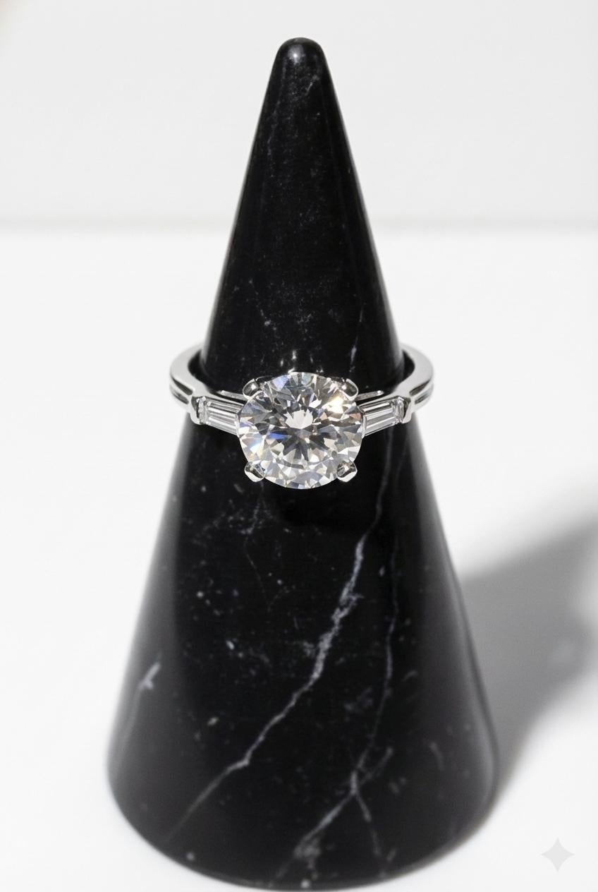 Tiffany & Co. Bague en platine avec diamant rond brillant de 1,45 carat GIA et baguette Excellent état - En vente à Chicago, IL