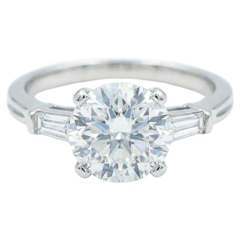 Tiffany
Co. Bague en platine avec diamant rond brillant de 1,45 carat GIA et baguette