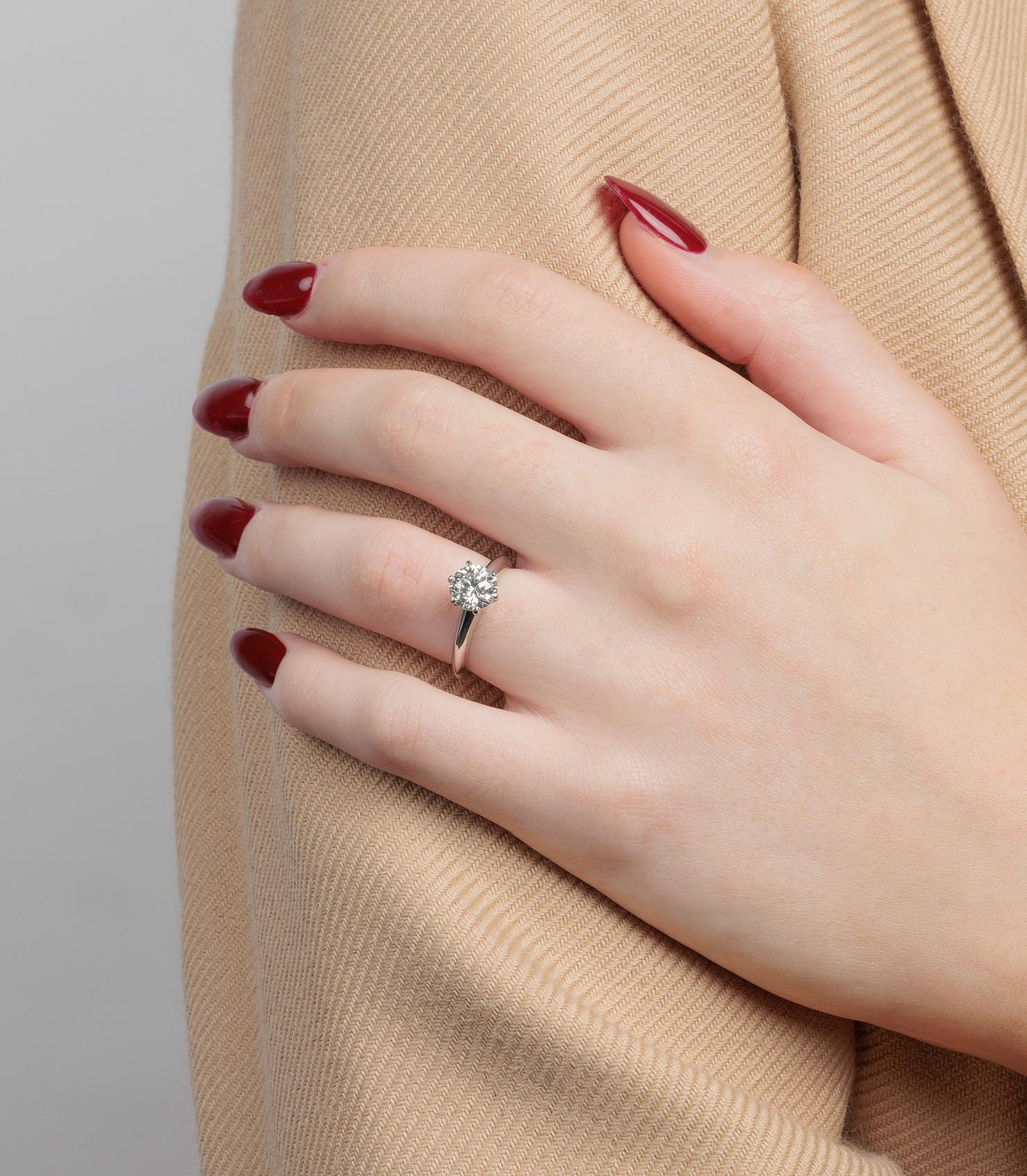 Platinring von Tiffany & Co. mit 1.46 Karat Diamant im Brillantschliff

Details zum Produkt
Xupes Ref: COMJ849
Marke: Tiffany & Co.
Modell: 1.46ct Diamant Tiffany Fassung Ring
Art: Ring
Seriennummer: undefiniert
UVP: £28.000
Begleitet von: Tiffany &