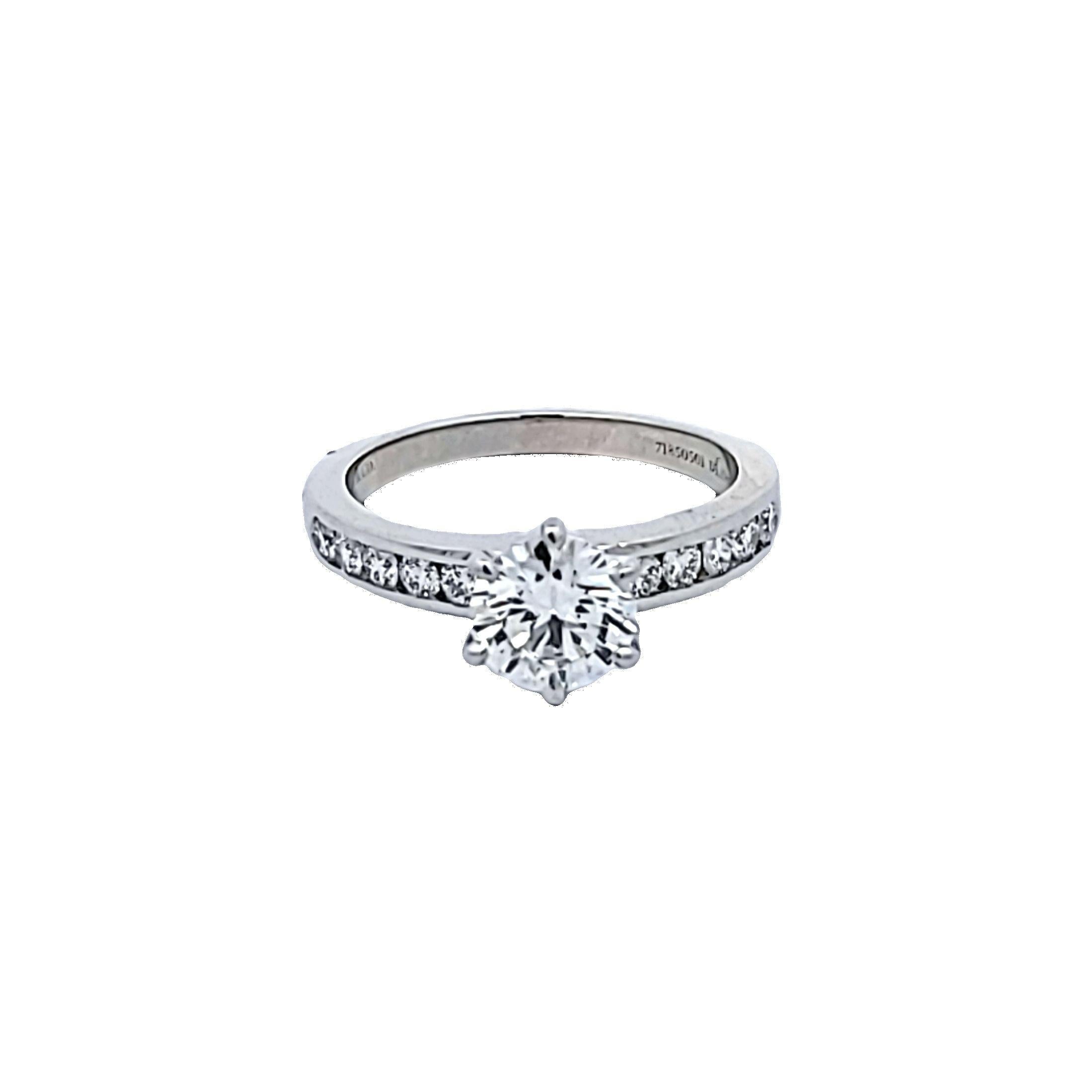 Designer:
Tiffany & Co.


Titel:
Tiffany & Co 1,49 Karat Runder Brillant G-F VS1 Diamant Platin Verlobungsring


Stil:
Verlobung


Metall:
Platin


Edelstein 1:
1,19 Karat Diamant


Anzahl von Steinen:
1


Farbe:
G


Klarheit:
VS1


Die Form:
Rund