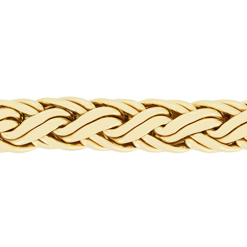 De los años 80 nos llega esta maravillosa pulsera de la diseñadora Tiffany & Co. Fabricada en oro de 14 quilates, la pulsera tiene un diseño de trenza rusa y mide 18,5 cm de largo. Con un peso de 25 gramos y una anchura de 9,7 mm, esta pulsera tiene