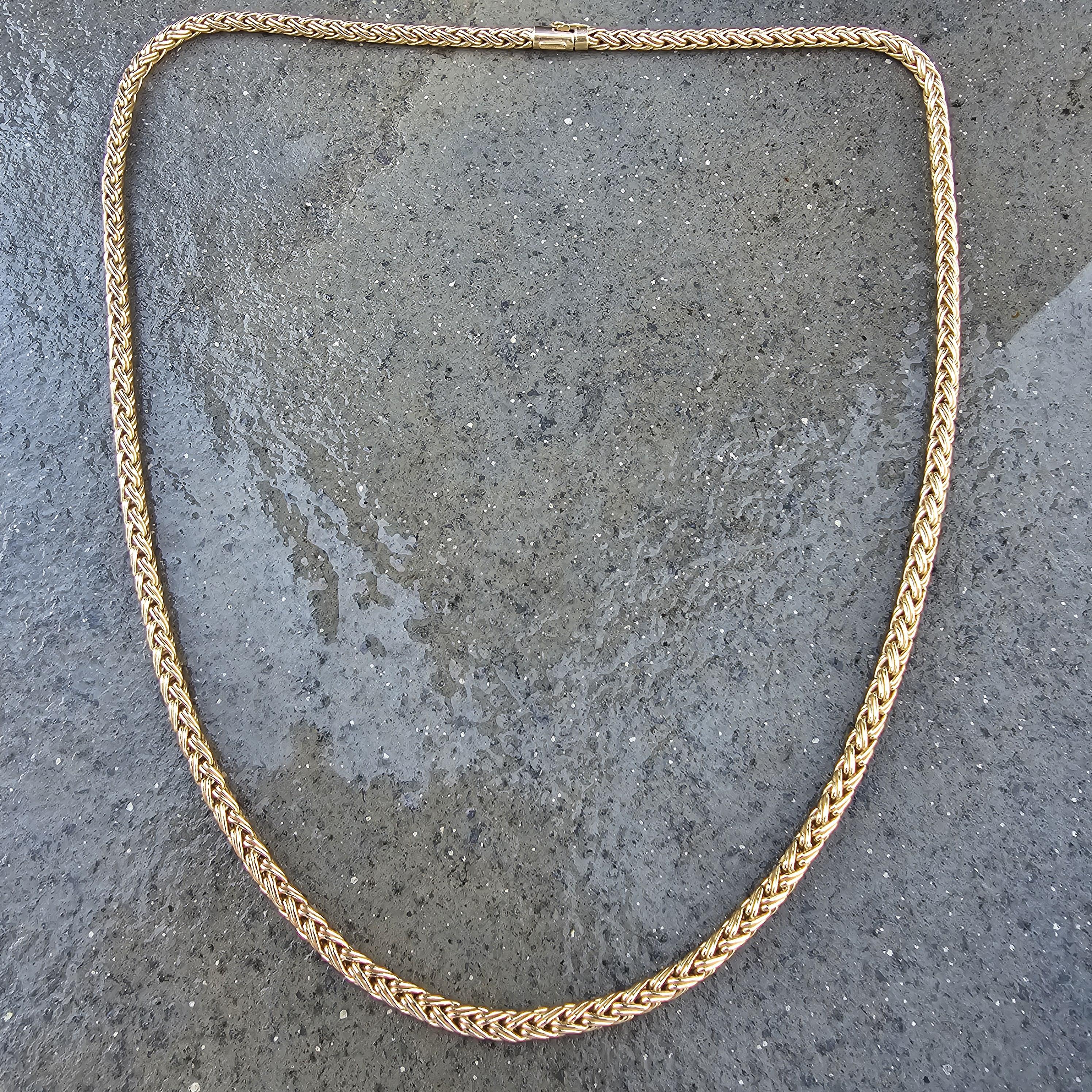 Eleganza senza tempo e artigianato di qualità superiore: questa collana a catena di Tiffany & Co. è la testimonianza di un'eleganza senza tempo. L'intricato design intrecciato mette in mostra una texture lussuosa, rendendolo un accessorio versatile