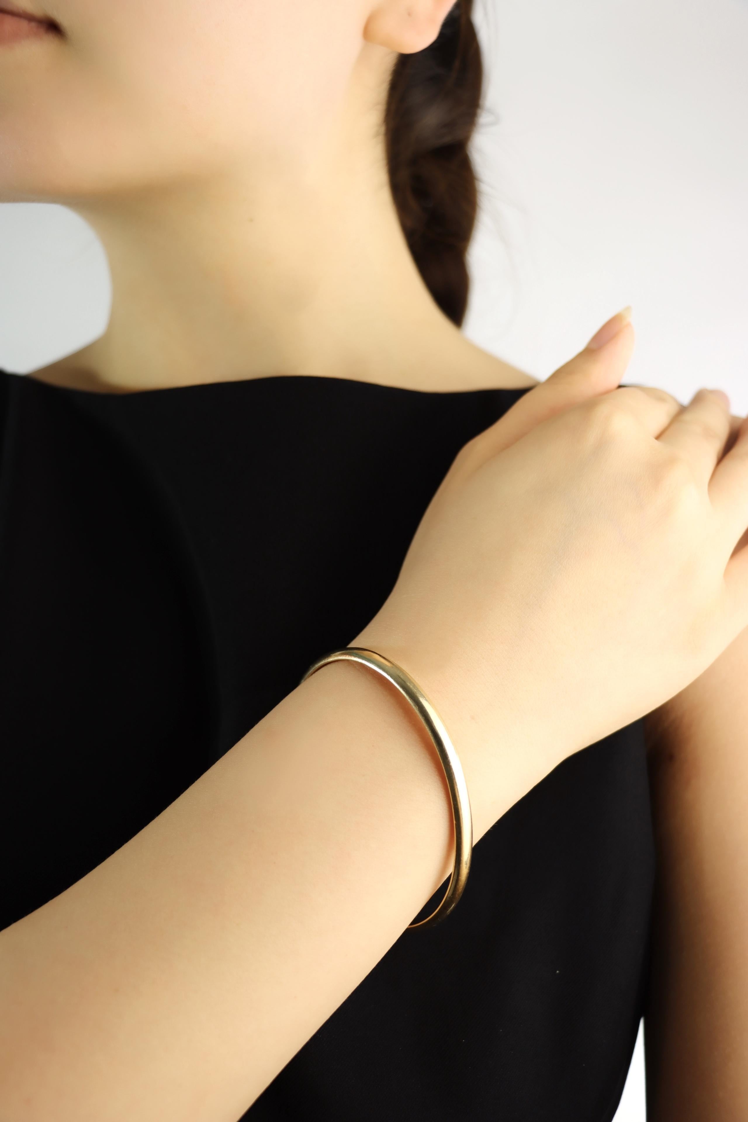 Brazalete de oro de 14 quilates Tiffany & Co.

Marcado:
Tiffany & Co. 
14K

Dimensiones aproximadas:
16 cm (Longitud) 
0,5 cm (Anchura)
8,5 gramos de peso.