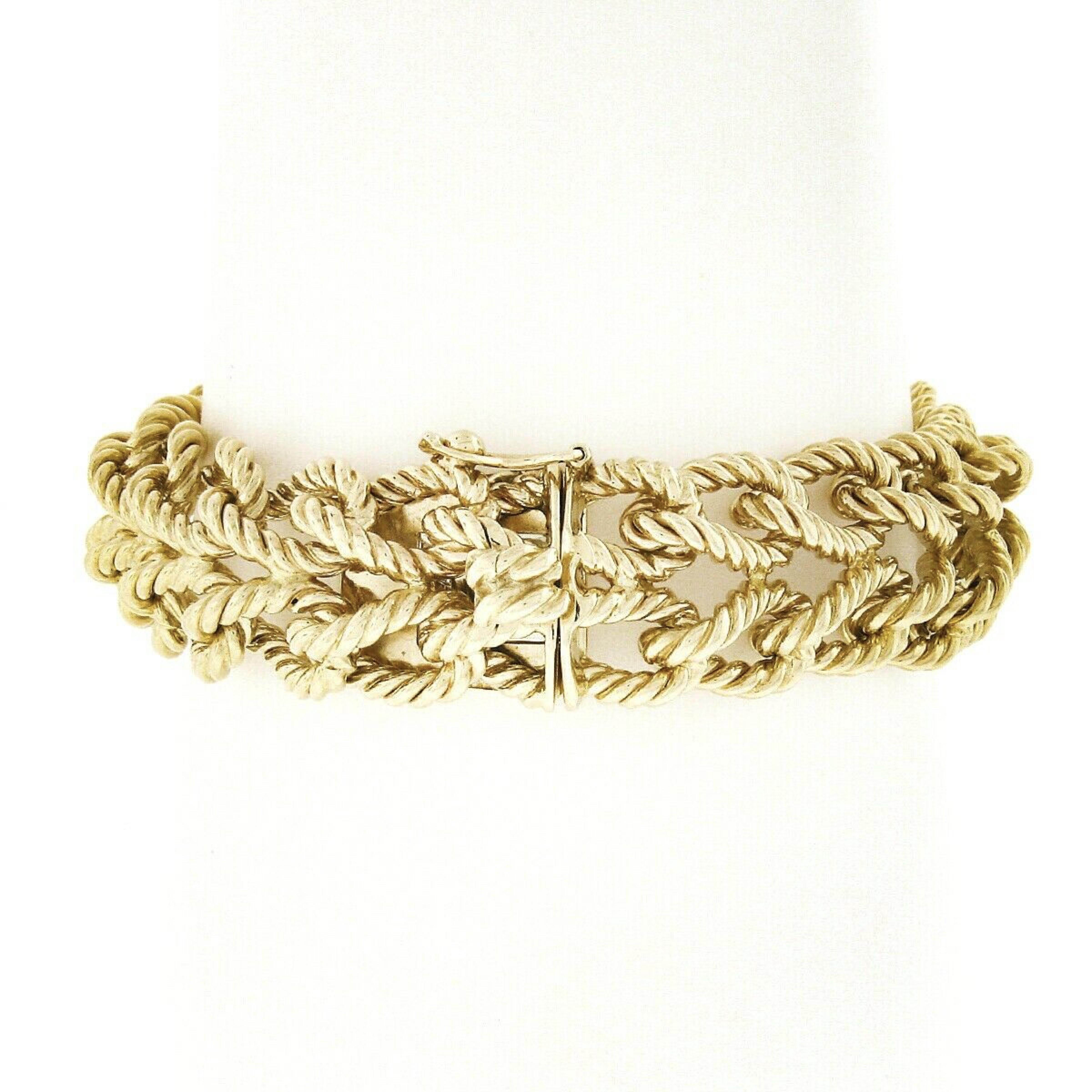 Vous avez sous les yeux un magnifique bracelet vintage de Tiffany & Co. en or jaune massif 14k. Le bracelet présente deux rangées de maillons en fil métallique torsadé qui s'emboîtent élégamment les uns dans les autres avec une belle finition polie.