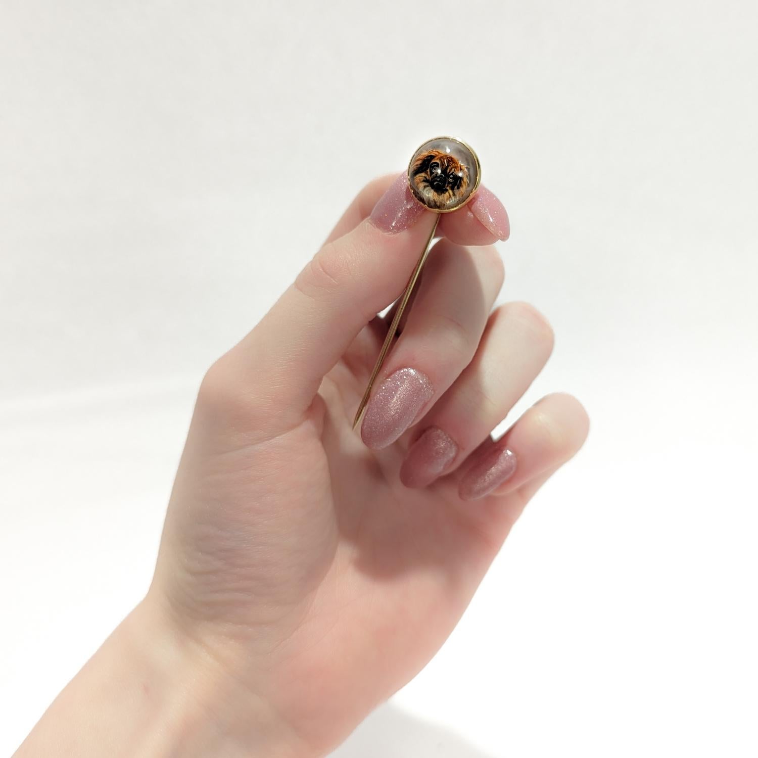 Eine schöne antike Anstecknadel.

Von Tiffany & Co.

Aus 14-karätigem Gold.

Mit einem Essex-Kristall in Lünettenfassung, auf dem ein Pekinesenhund abgebildet ist.

Einfach eine wunderschöne antike Tiffany-Anstecknadel!

Datum:
Anfang des 20.