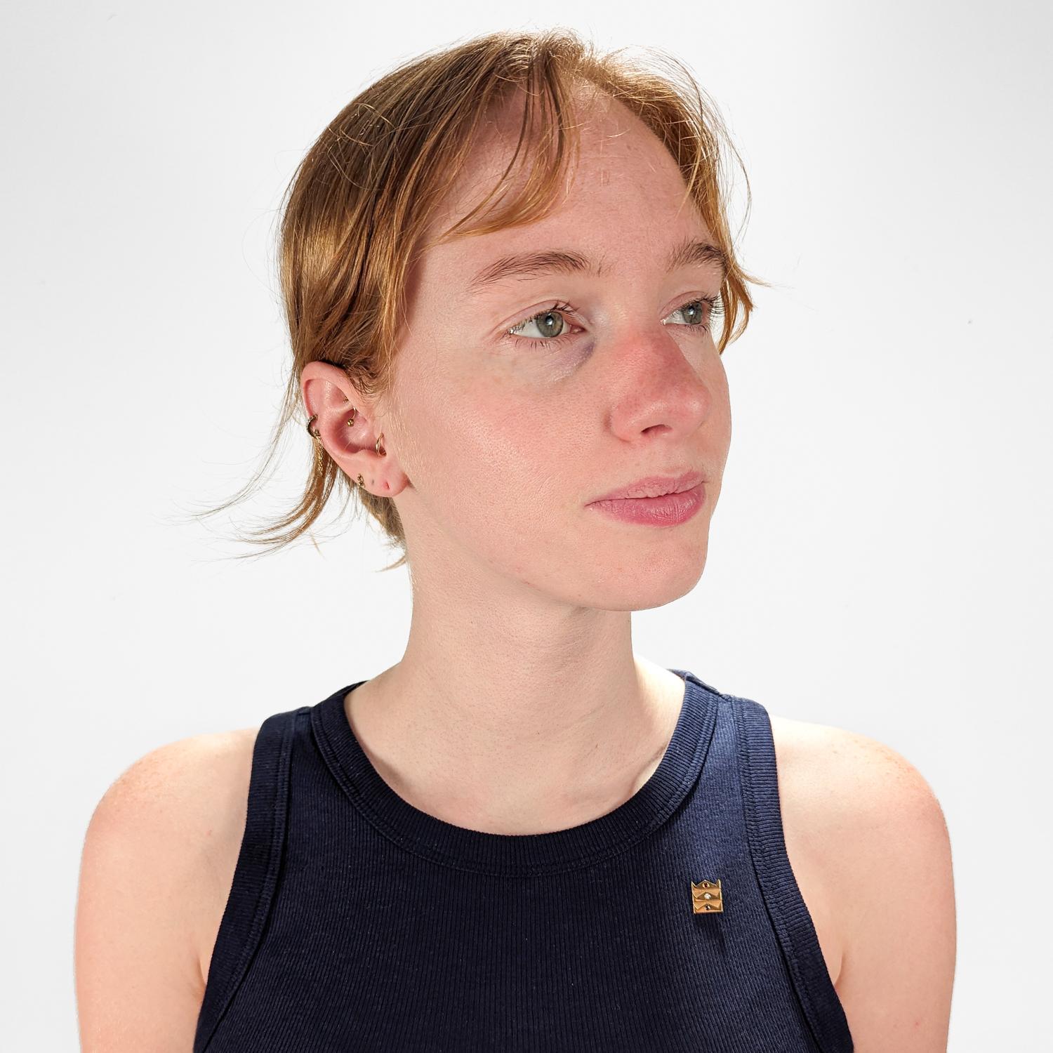 Un bel épingle de revers à thème patriotique.

Par Tiffany & Co.

En or jaune 14 carats.

Serti à ras bord d'un rubis, d'un diamant et d'un saphir dans un thème patriotique rouge, blanc et bleu. 

Tout simplement un magnifique pin's Tiffany !

Date