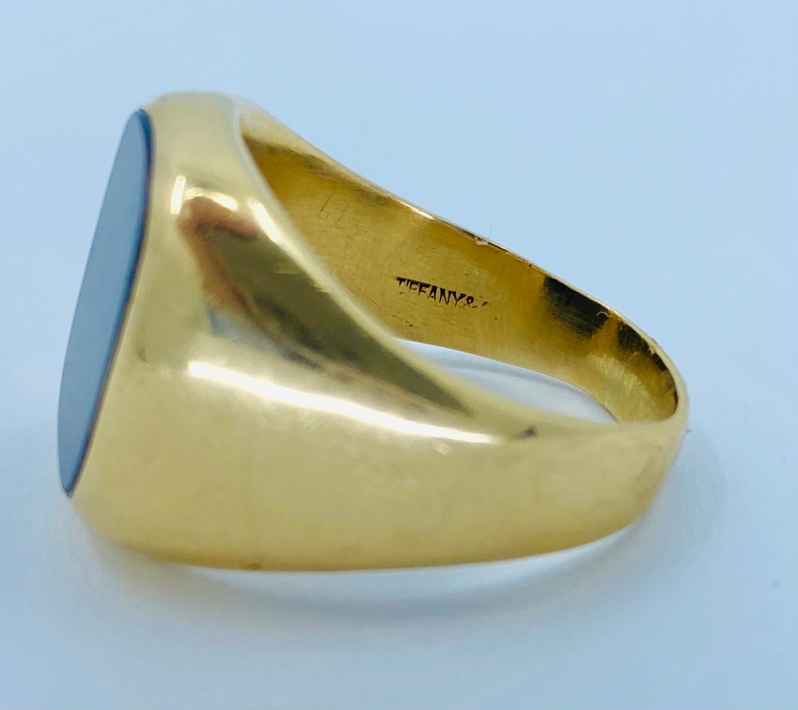 Tiffany & Co. Bague sigillaire en or 14 carats, pierre de sang Pour hommes en vente