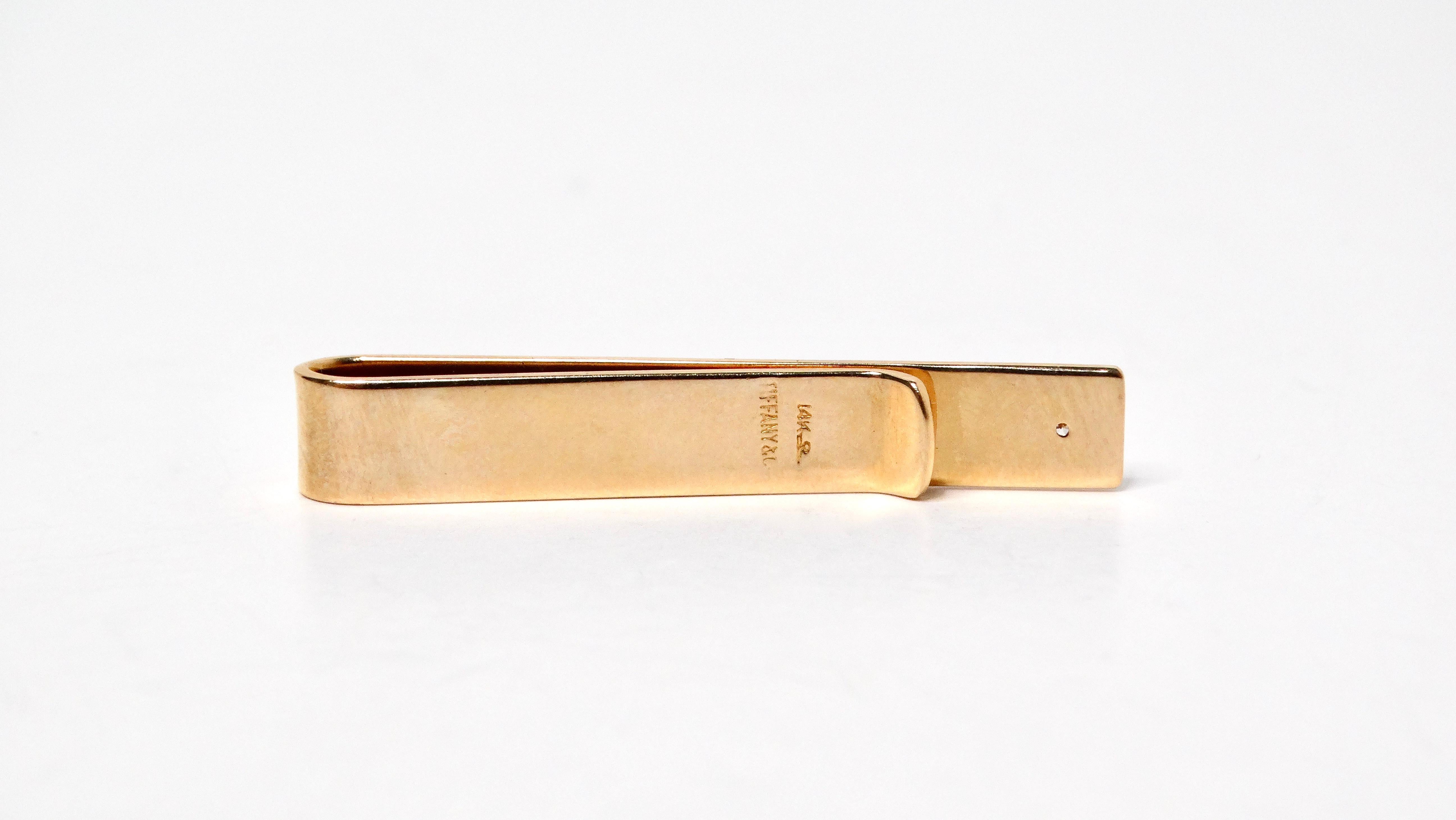 Tiffany & Co. 14 Karat Gold Krawattenklammer mit Diamanten und Gravuren im Angebot 1