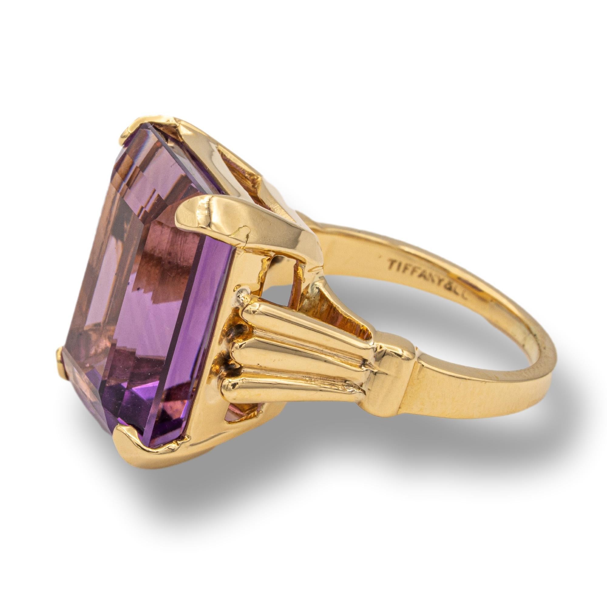 Ein zeitlos schönes Schmuckstück ist dieser Vintage-Ring von Tiffany & Co. mit einem großen Amethyst-Stein:: der in feiner Handarbeit aus 14-karätigem Gelbgold gefertigt wurde. 

Tragen Sie diesen Ring im Vintage-Stil:: um Ihrem Abendlook einen