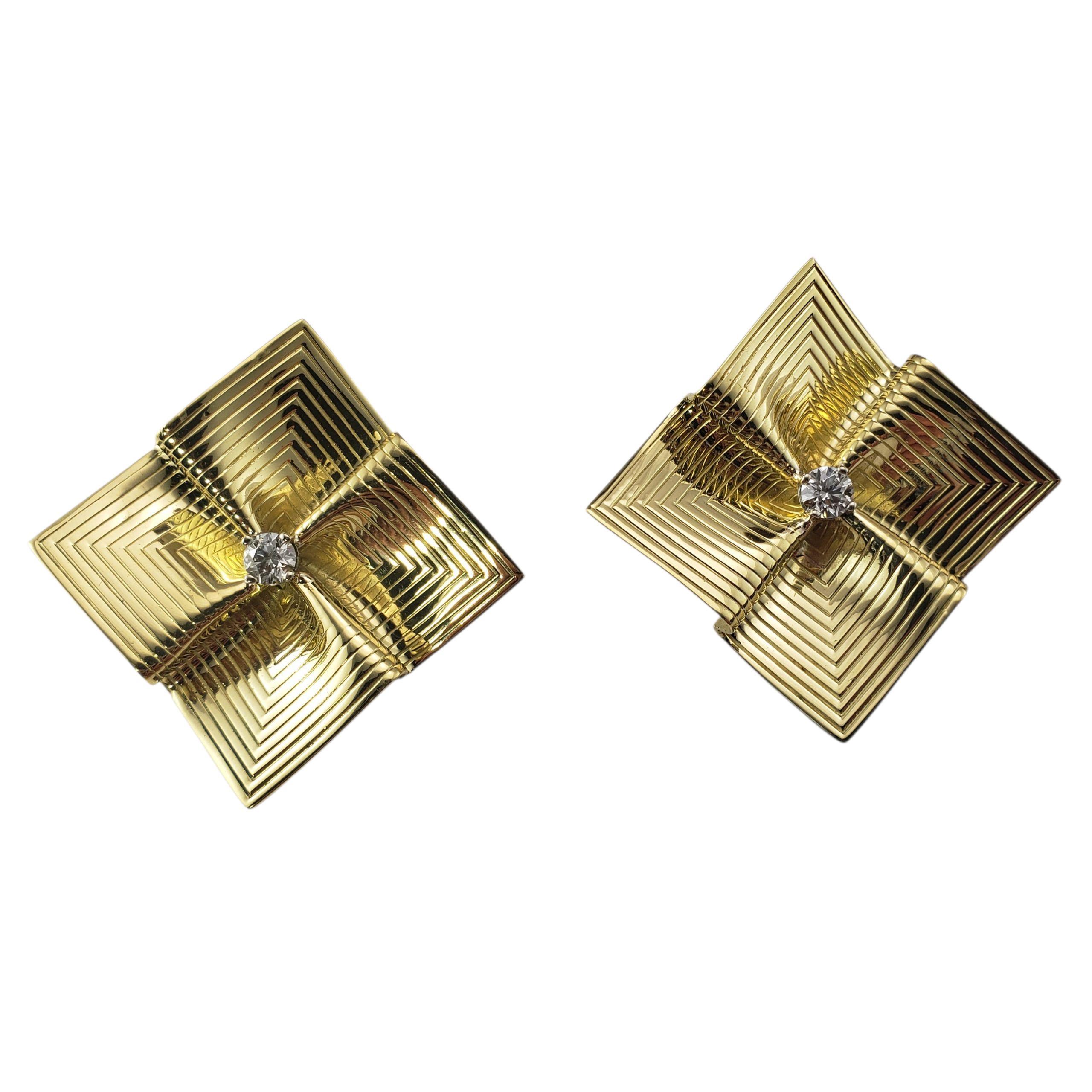 Tiffany & Co. - Boucles d'oreilles à pince en or jaune 14 carats et diamants.

Audacieuses et magnifiquement sculpturales, ces boucles d'oreilles vintage Tiffany & Co. sont réalisées en or jaune 14 carats magnifiquement détaillé. Chacune d'entre