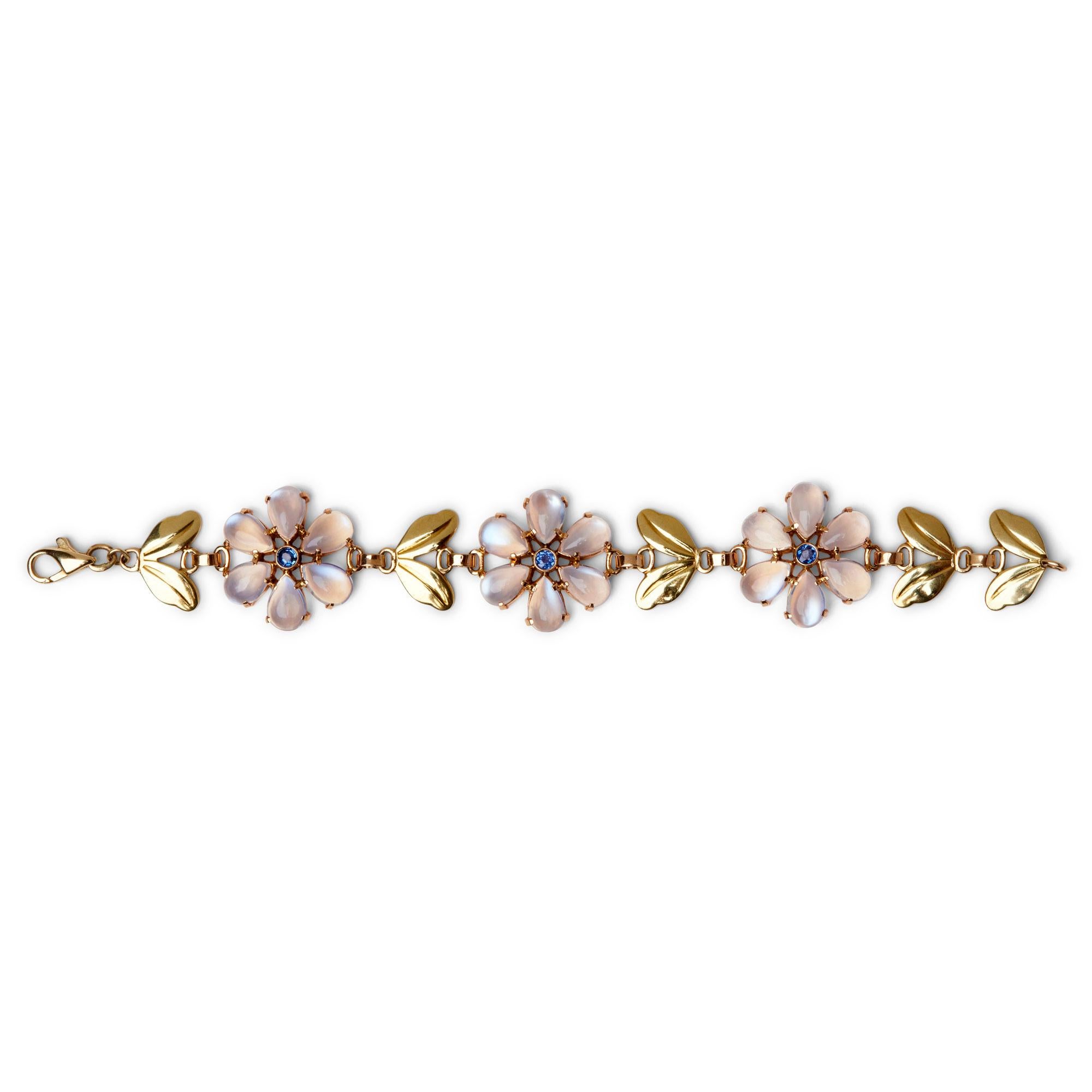 Romantique Tiffany & Co. Bracelet en or jaune 14 carats et pierres de lune en vente