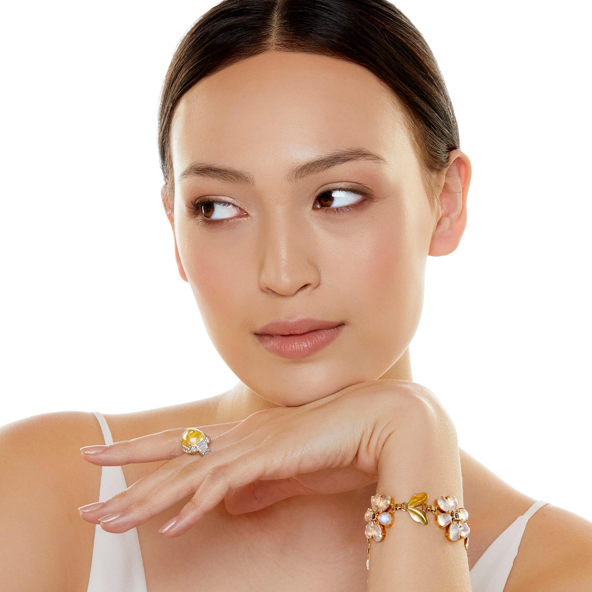 Tiffany & Co. Bracelet en or jaune 14 carats et pierres de lune en vente 1