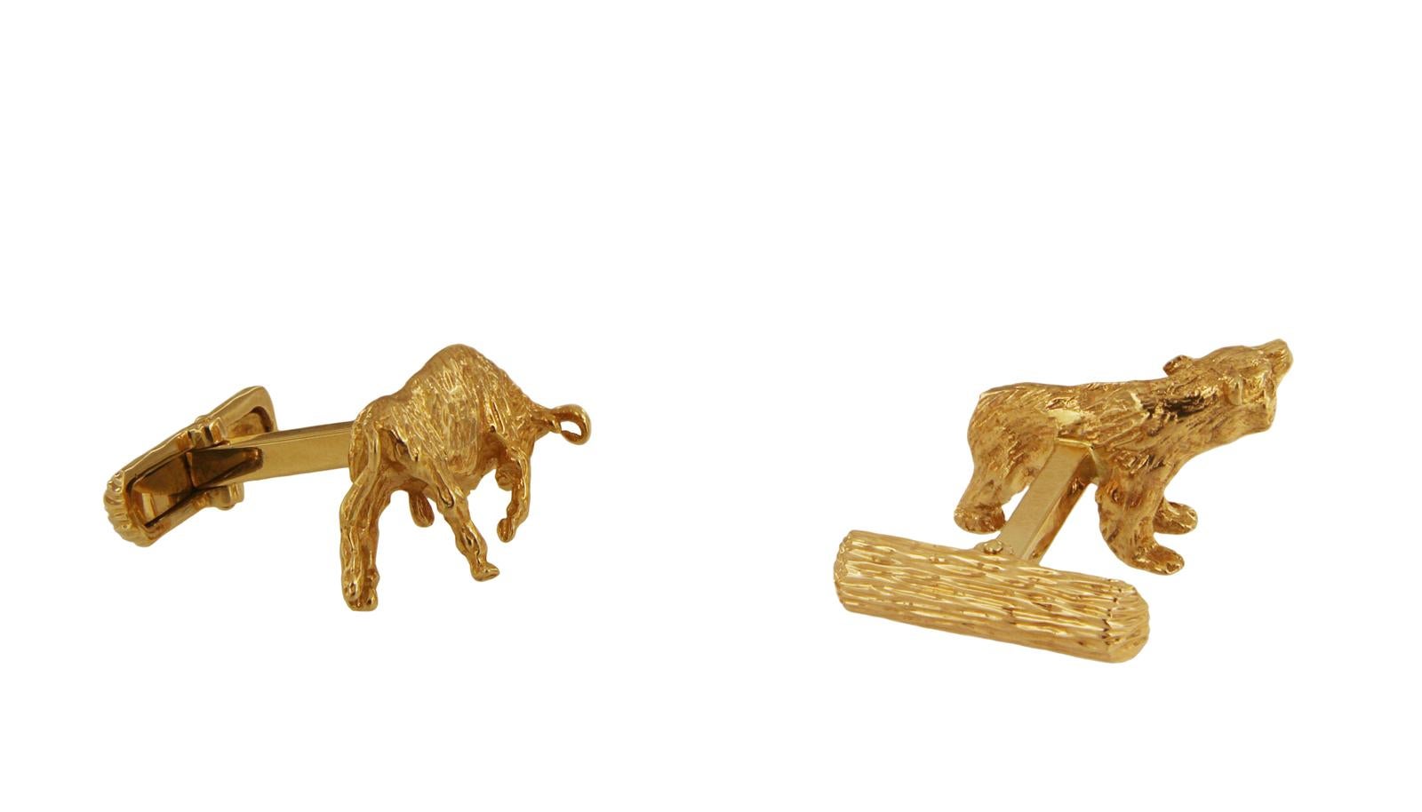 TIFFANY & CO. 14K YELLOW GOLD BEAR AND BULL CUFFLINKS. 

Mint condition
1 Bull and 1 Bear cufflink with Toggle Backs
Crafted in 14k Yellow Gold, Richly Textured and Intricately Detailed
Cufflinks measure approximately 22 x 13 mm
Cufflinks are