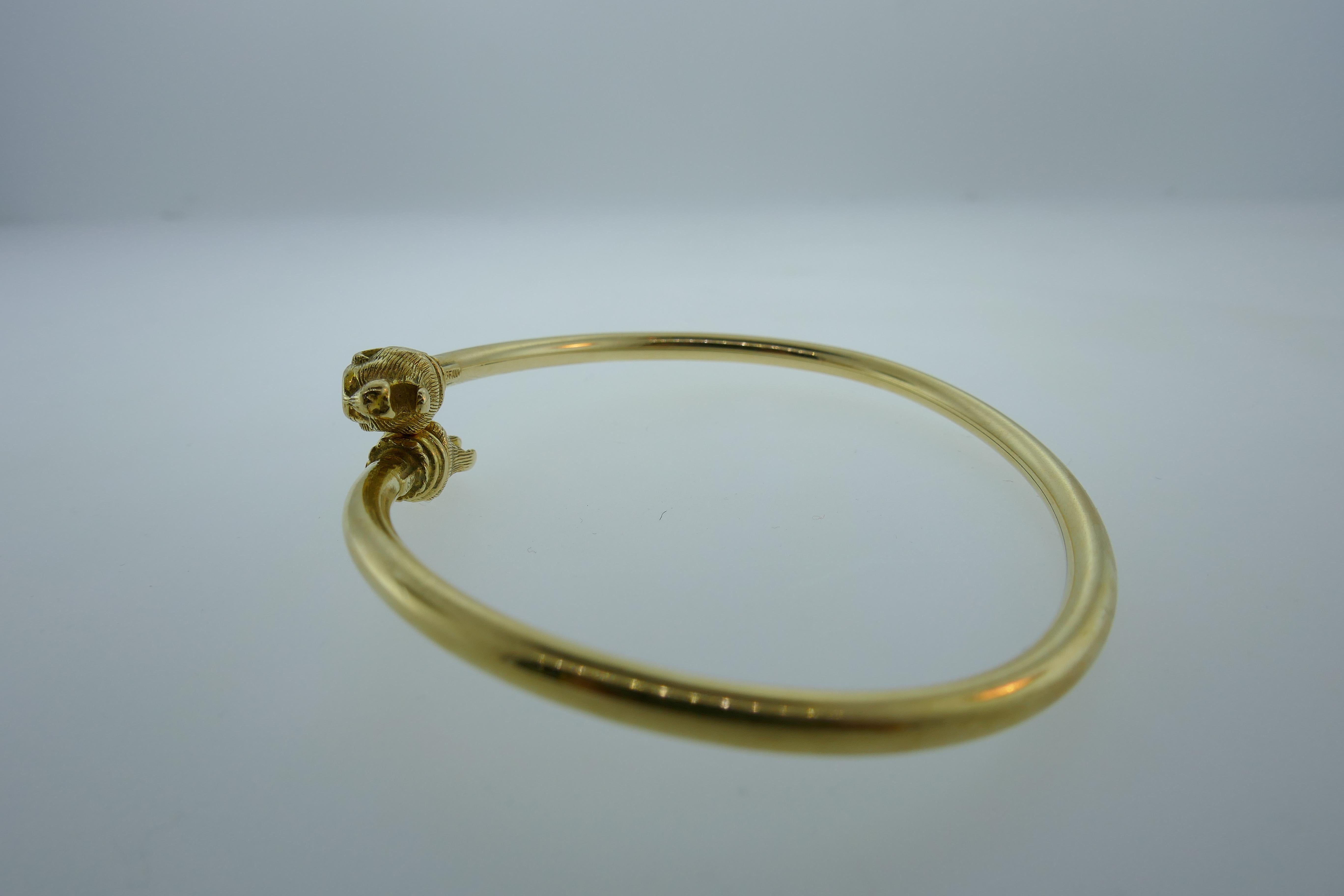 Tiffany & Co. 14 Karat Yellow Gold Double Panther Head Bangle Bracelet Vintage In Excellent Condition In Beverly Hills, CA