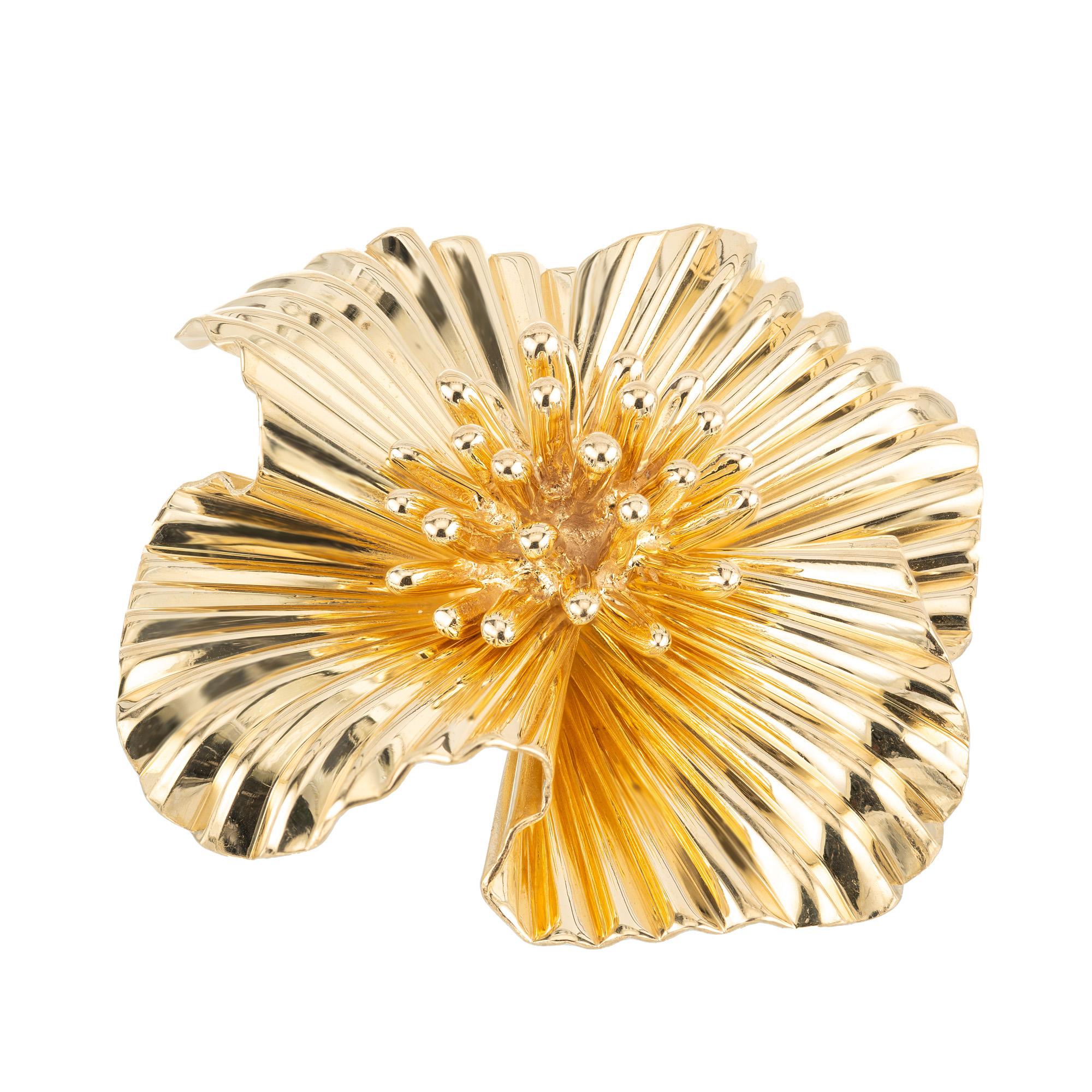 Adopta la elegancia atemporal con el broche floral de oro amarillo de 14k de Tiffany & Co. Una deslumbrante obra maestra de los años 60 que capta la esencia de sofisticación por la que es conocida la marca Tiffany. Elaborada en oro amarillo de 14