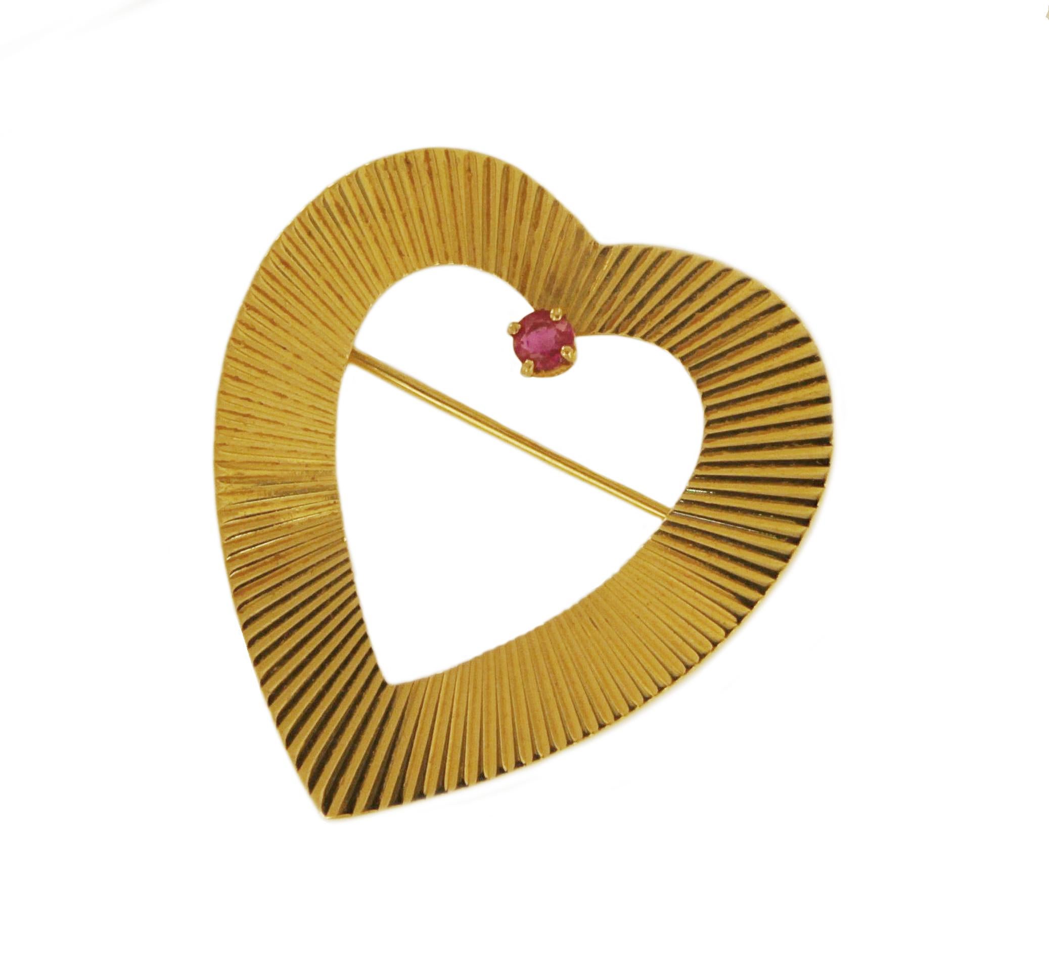 Tiffany & Co. 14k Gelbgold Herz-Anstecknadelbrosche mit Rubin im Zustand „Gut“ im Angebot in New York, NY