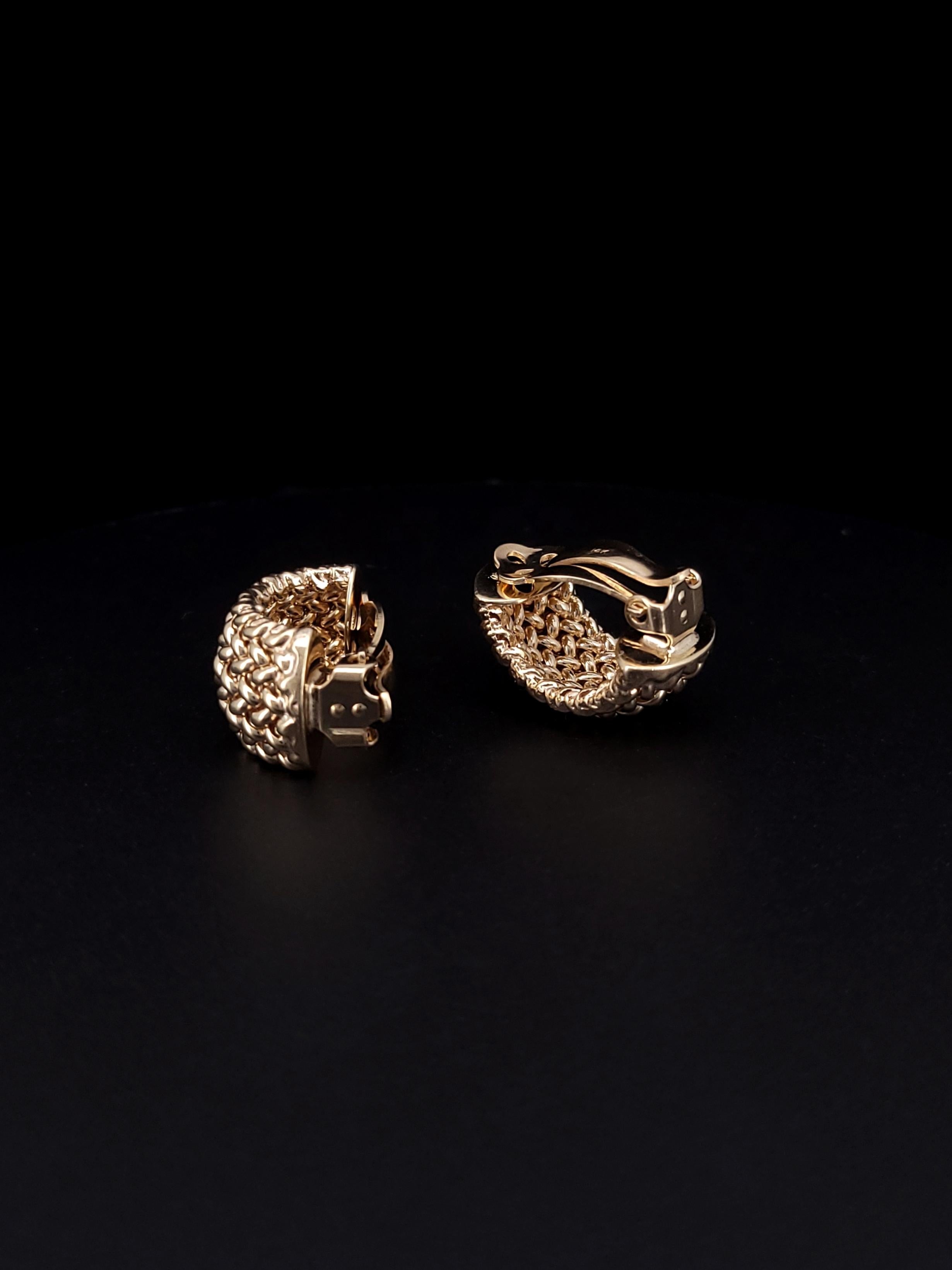 Made from shining yellow gold in an intricate design, these huggie earrings make a good pick for casual occasions.

Brand: Tiffany & Co.
Material: 14k yellow gold
Measurements: 23 x 13.5mm
Thickness: 4.5mm
Weight: 17.2 grams

Includes Tiffany Box.