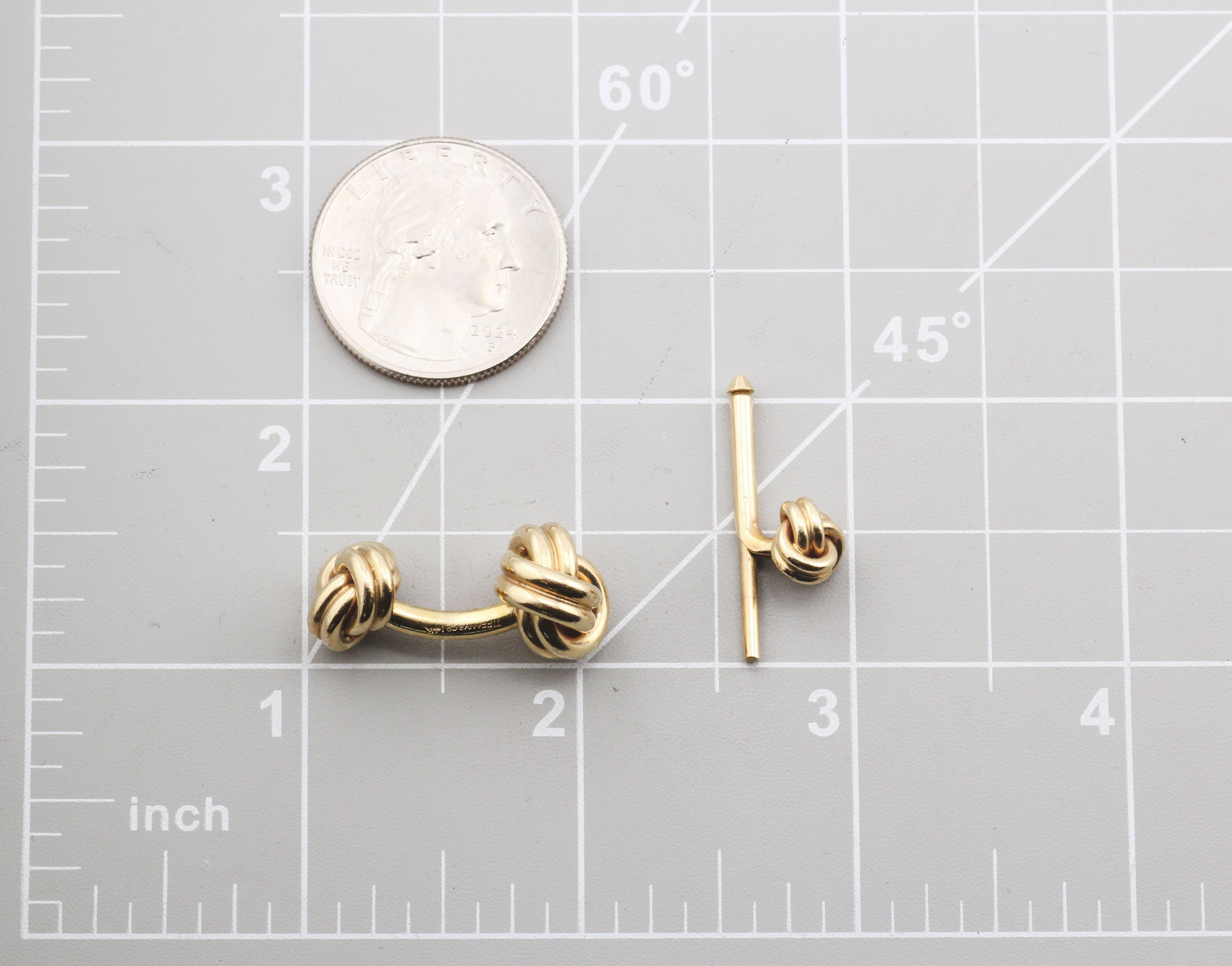 Juego de gemelos y 4 pasadores Tiffany & Co. de oro amarillo de 14 quilates con nudo en venta 8