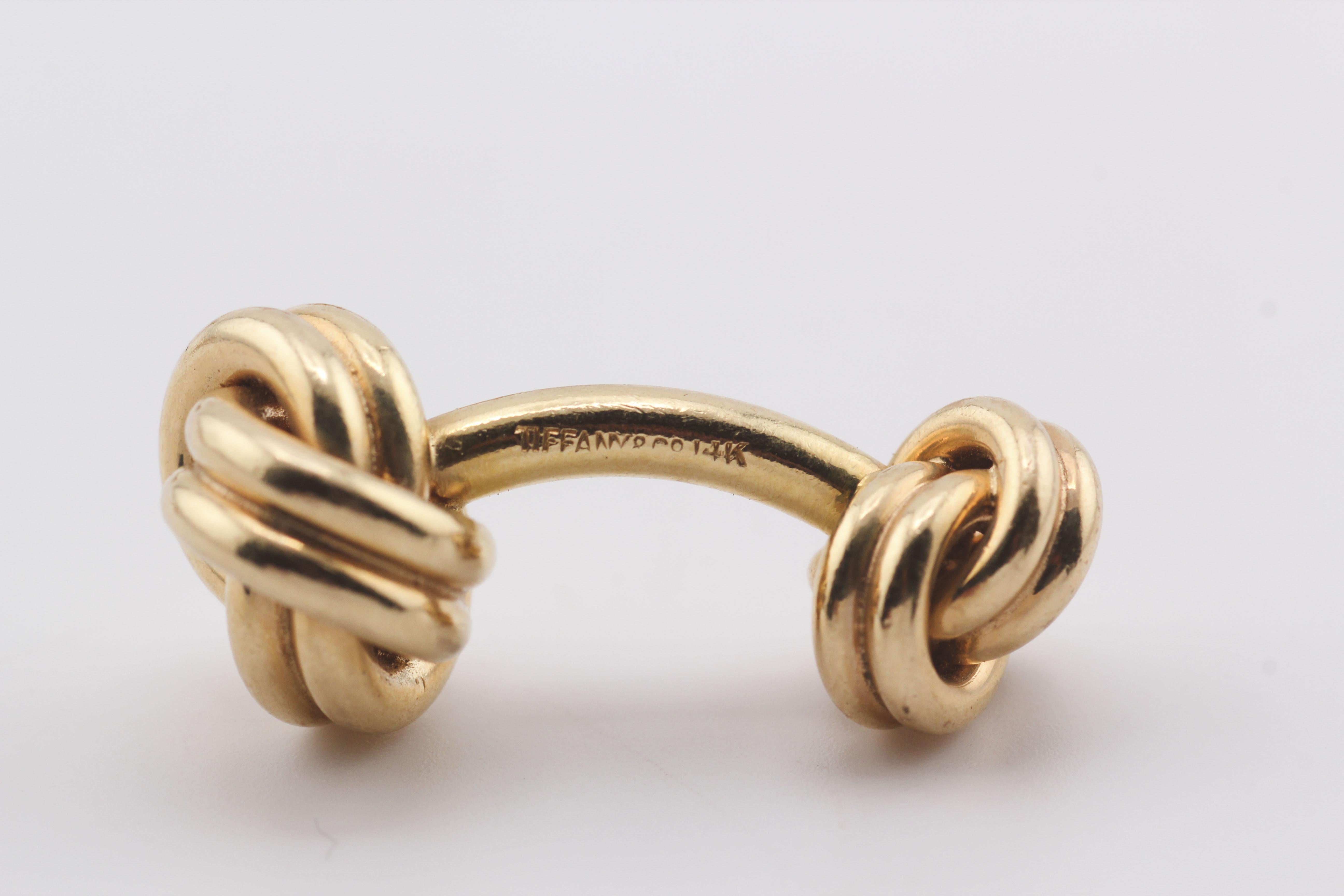 Disfruta de la sofisticación y el refinamiento con el set de gemelos y 4 pasadores Nudo de oro amarillo de 14 quilates de Tiffany & Co. Elaborado con la máxima precisión y elegancia, este exquisito conjunto ejemplifica el legado de lujo y diseño