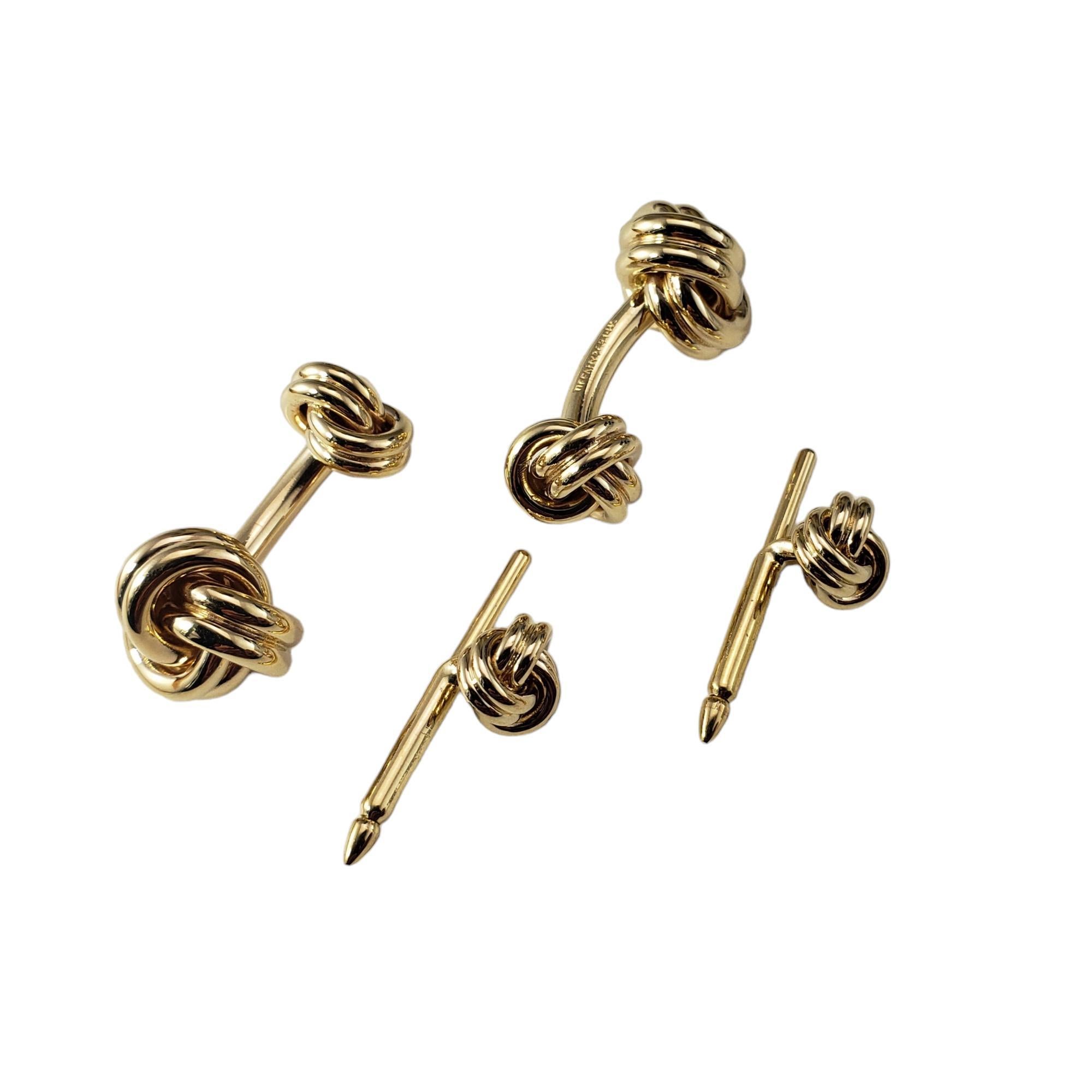 Tiffany & Co. - Gemelli da polso e borchie per camicia in oro giallo 14K

Aggiungi un tocco di raffinatezza a qualsiasi ensemble!

Questo elegante set di gemelli e borchie per camicia presenta un nodo meticolosamente realizzato in oro giallo 14K da