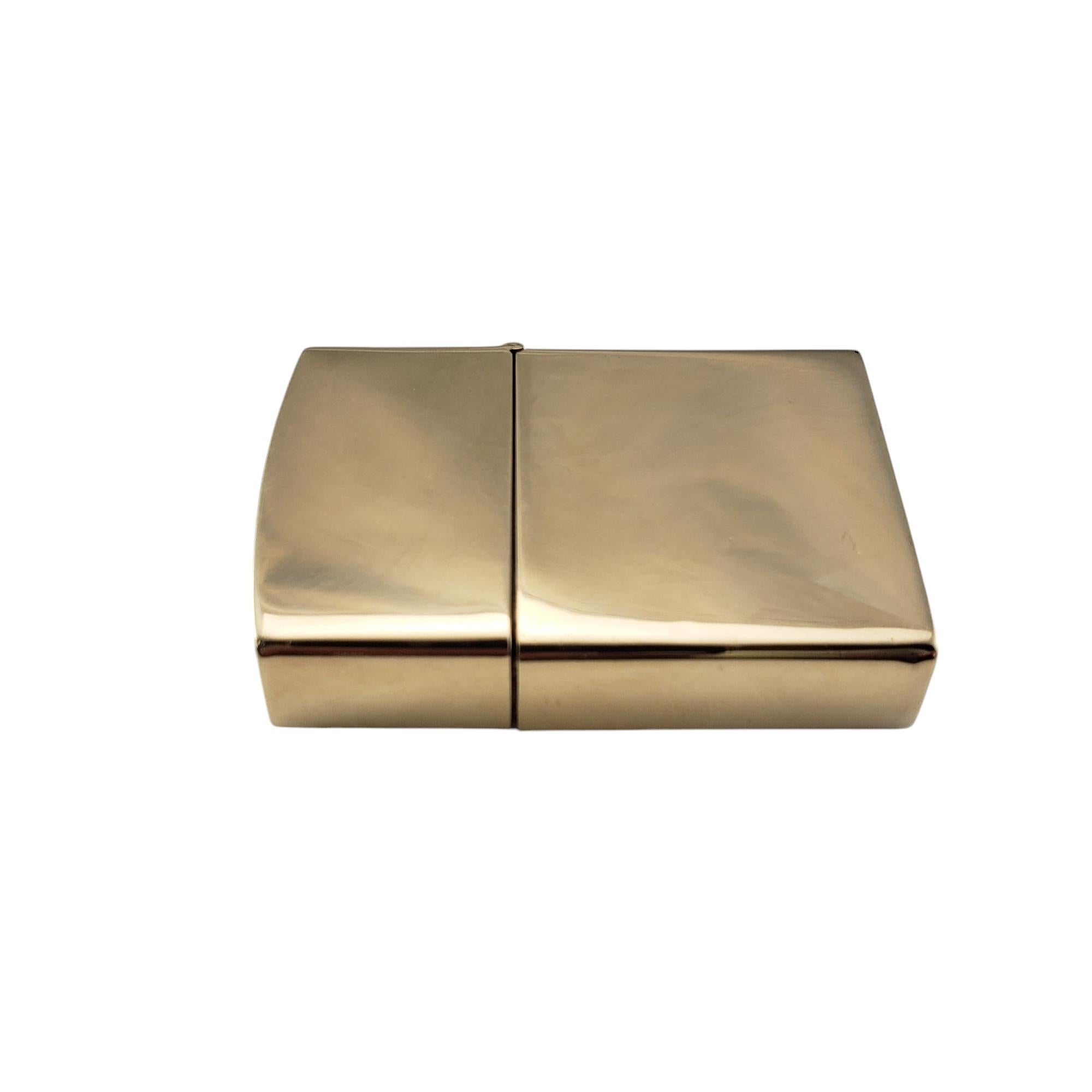 Ce briquet en or jaune 14 carats est un accessoire luxueux et élégant fabriqué par l'emblématique maison Tiffany & Co. Cette pièce présente un design épuré et minimaliste, caractéristique de l'esthétique intemporelle de Tiffany. Fabriqué en or jaune