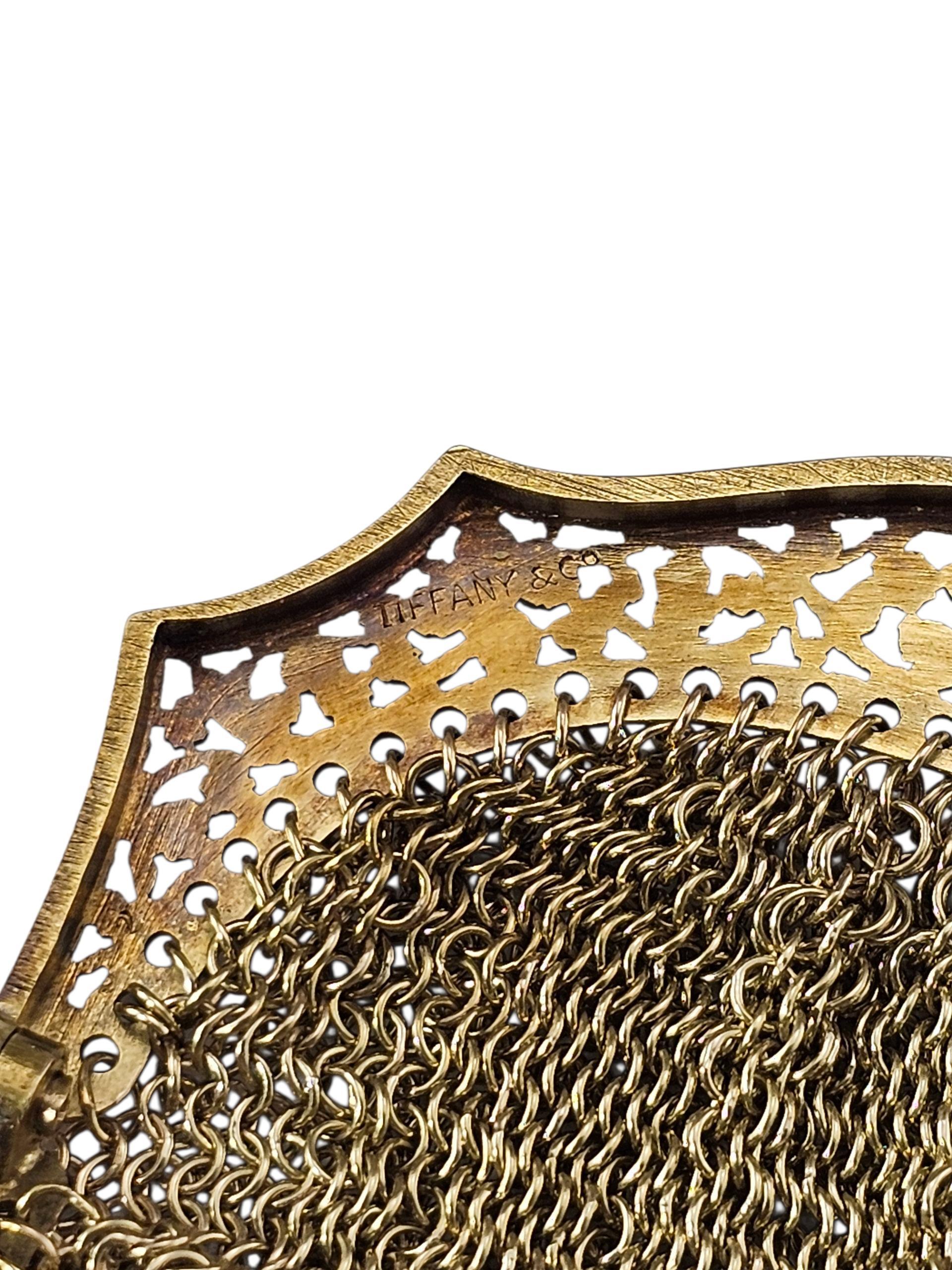 Porte-monnaie en maille or jaune 14K de Tiffany & Co.

Cet élégant porte-monnaie en or jaune 14 carats de Tiffany & Co. est doté d'un fermoir en filigrane floral magnifiquement détaillé et d'un fermoir à bille. La maille fine se drape avec fluidité,