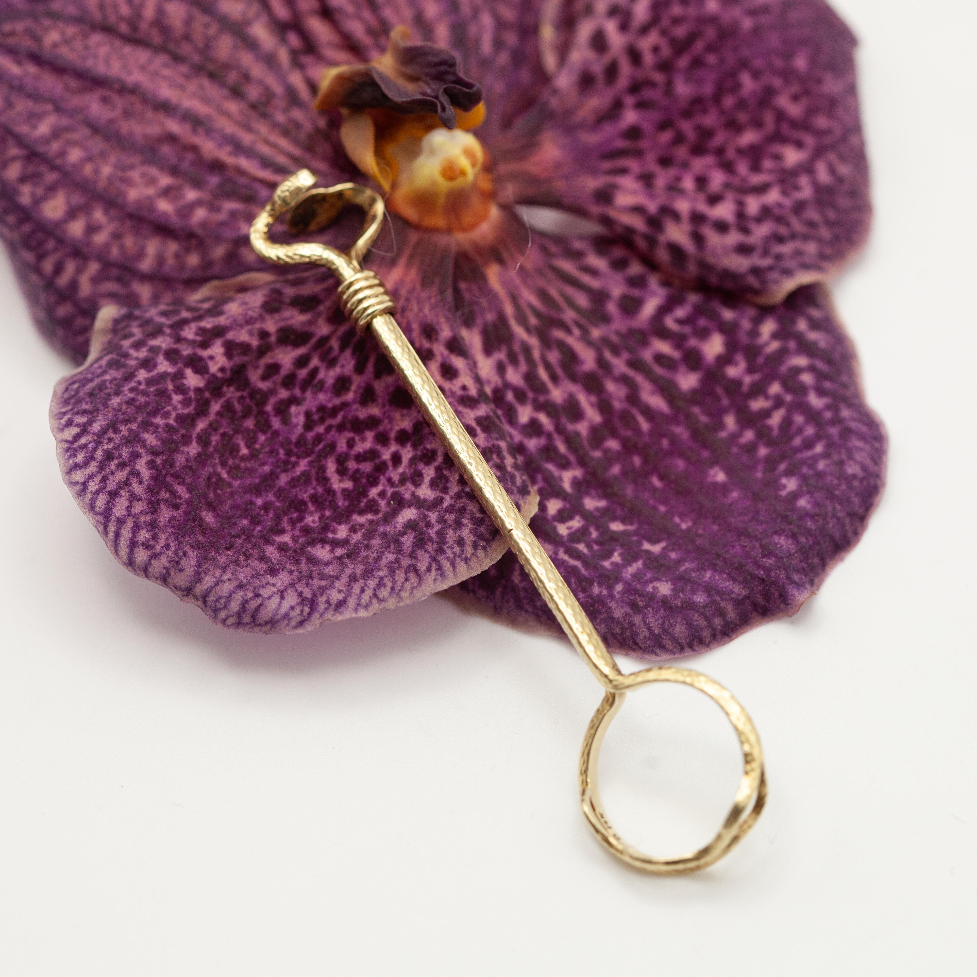 Un anillo de pitillera raro y coleccionable de Tiffany & Co., fabricado en oro amarillo macizo de 14 quilates. Diseñado para llevarlo en el dedo, mientras una caña alargada se extiende hacia el exterior en forma de cabeza y cola de serpiente