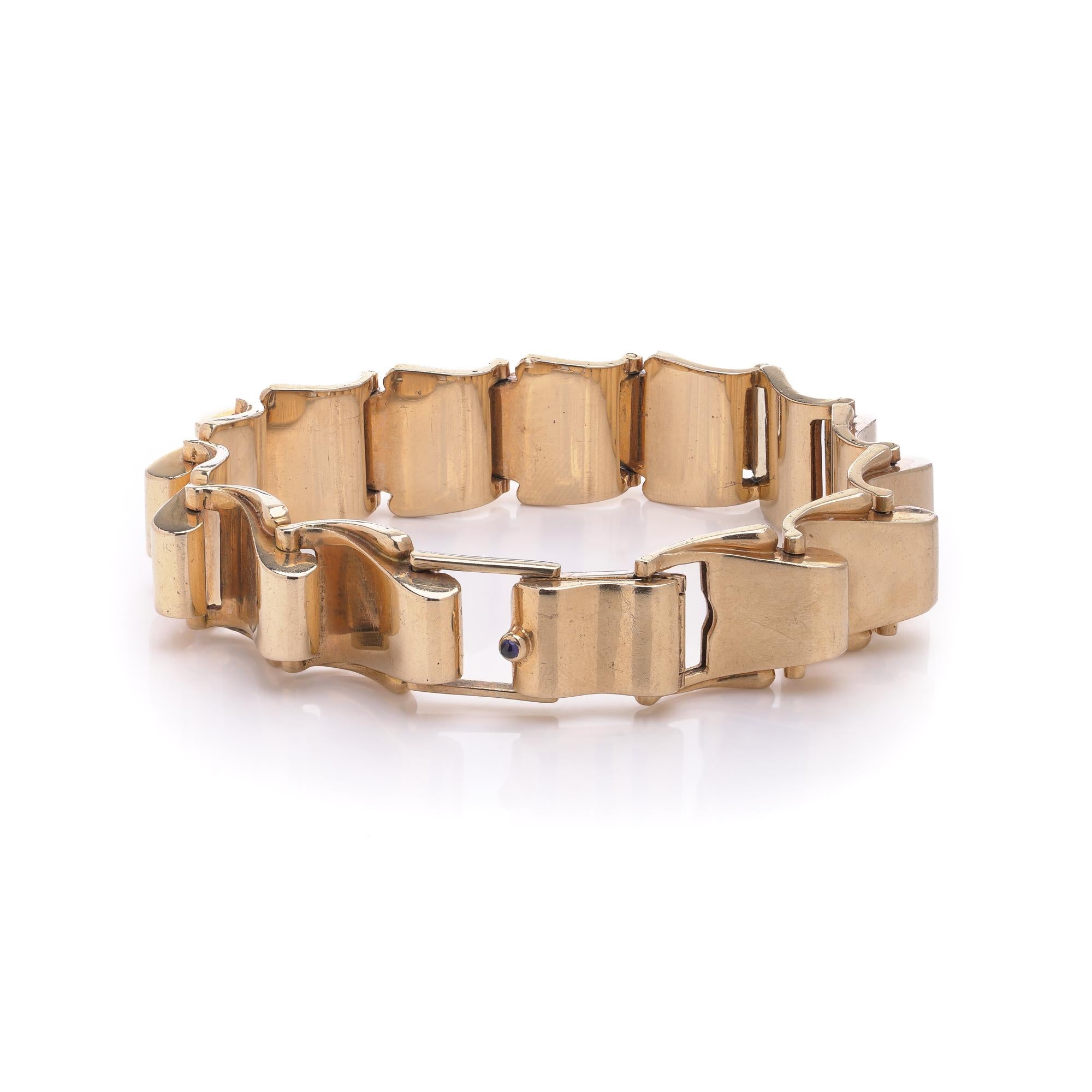 Pulsera de oro amarillo de 14 quilates Tiffany & Co., circa años 50

Descripción
Excepcional brazalete vintage Tiffany & Co. de oro amarillo de 14 quilates, de la década de 1950. El brazalete muestra el espíritu de diseño característico de Tiffany