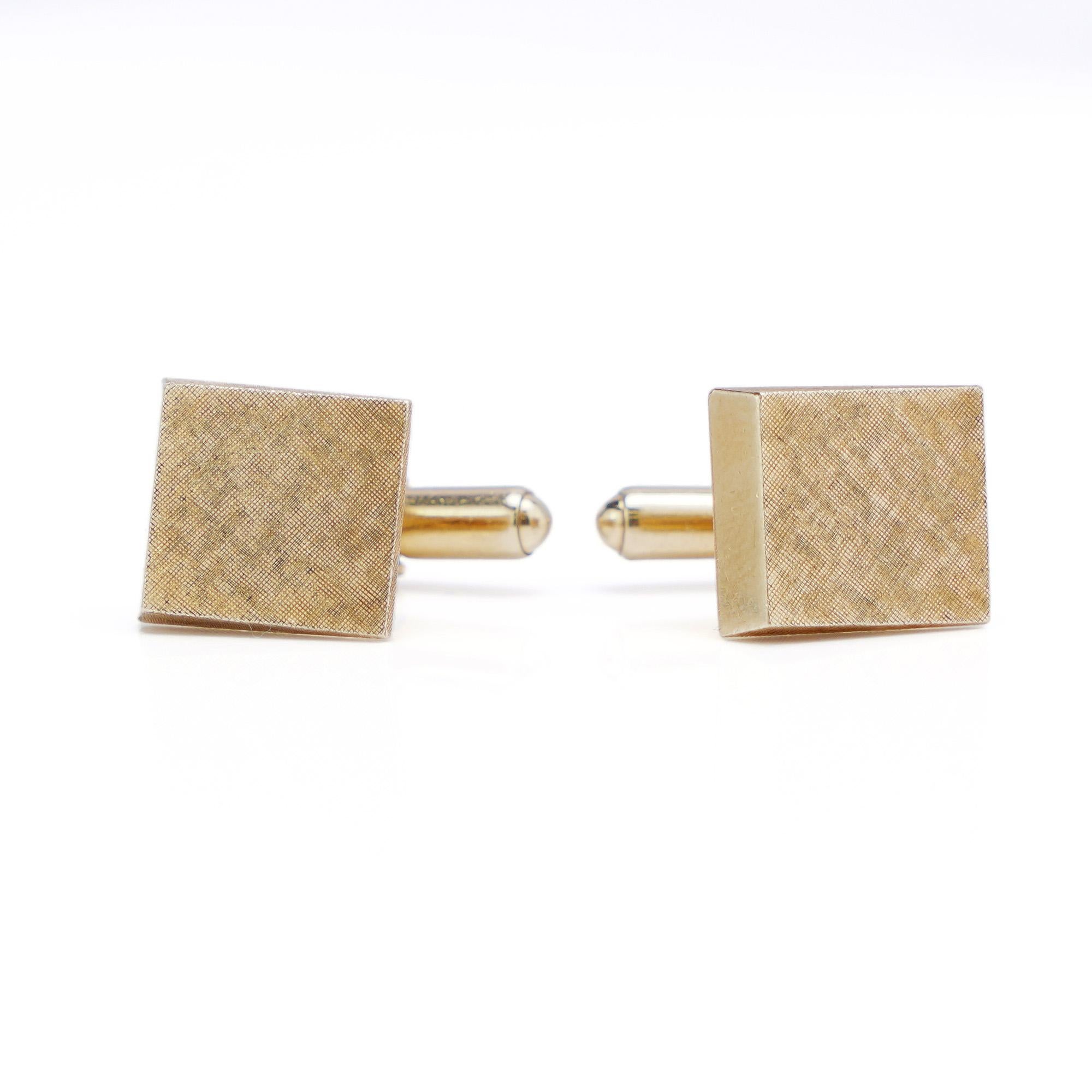 Tiffany & Co. 14kt. Yellow Gold Rectangle-Shaped Florentine Finish Cufflinks In Good Condition For Sale In Braintree, GB