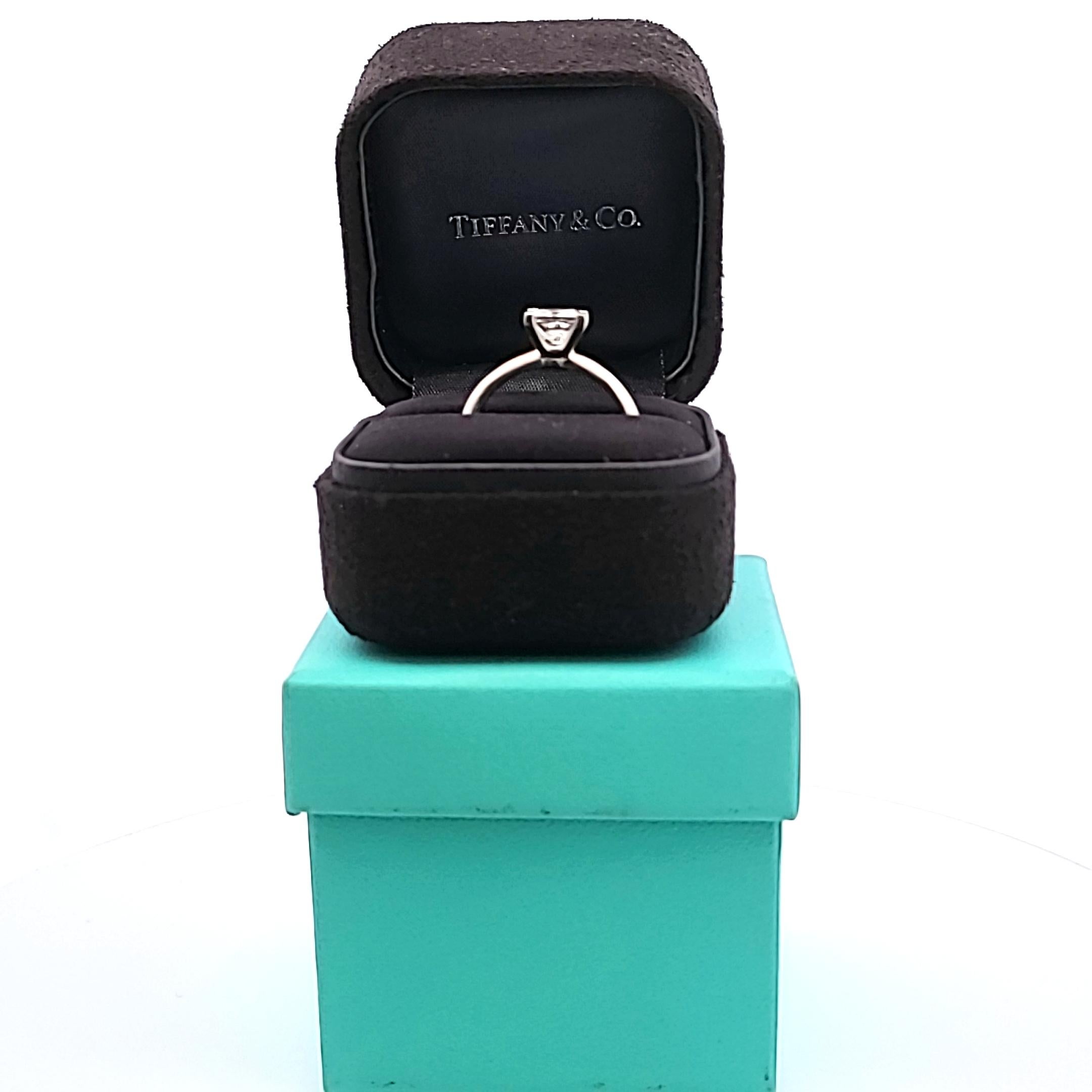 Tiffany & Co Anillo de compromiso en platino con diamante talla princesa F VS1 de 1,50 quilates en venta 6