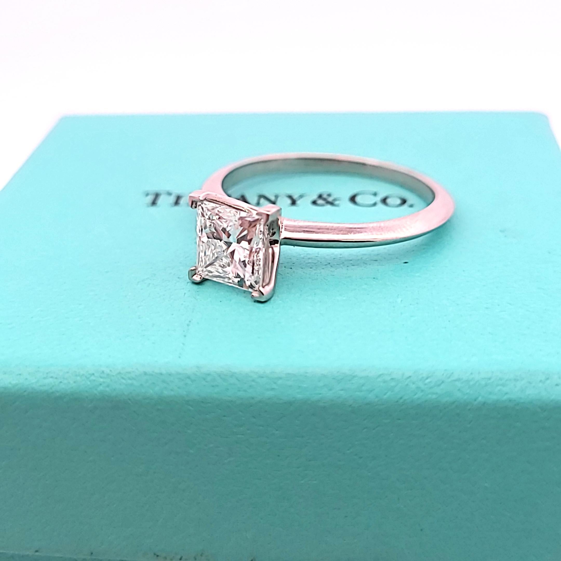 Tiffany & Co Anillo de compromiso en platino con diamante talla princesa F VS1 de 1,50 quilates en venta 7