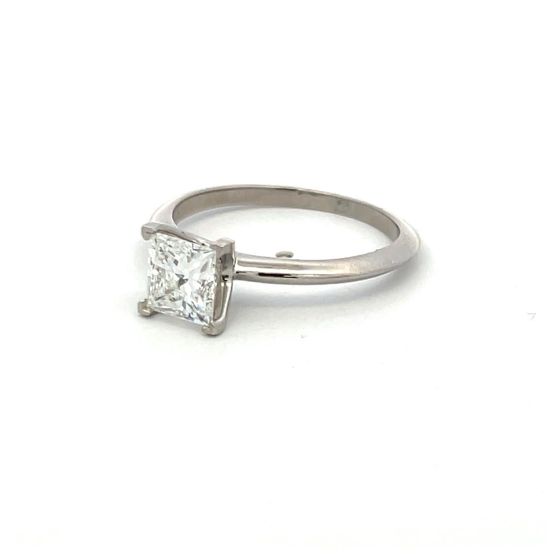 Tiffany & Co Anillo de compromiso en platino con diamante talla princesa F VS1 de 1,50 quilates en venta 1